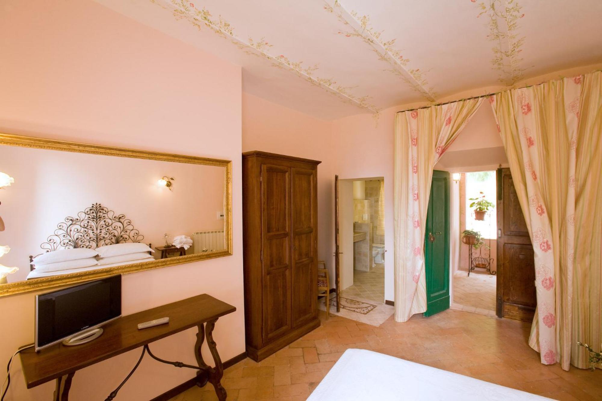 Double or Twin Room photo 3