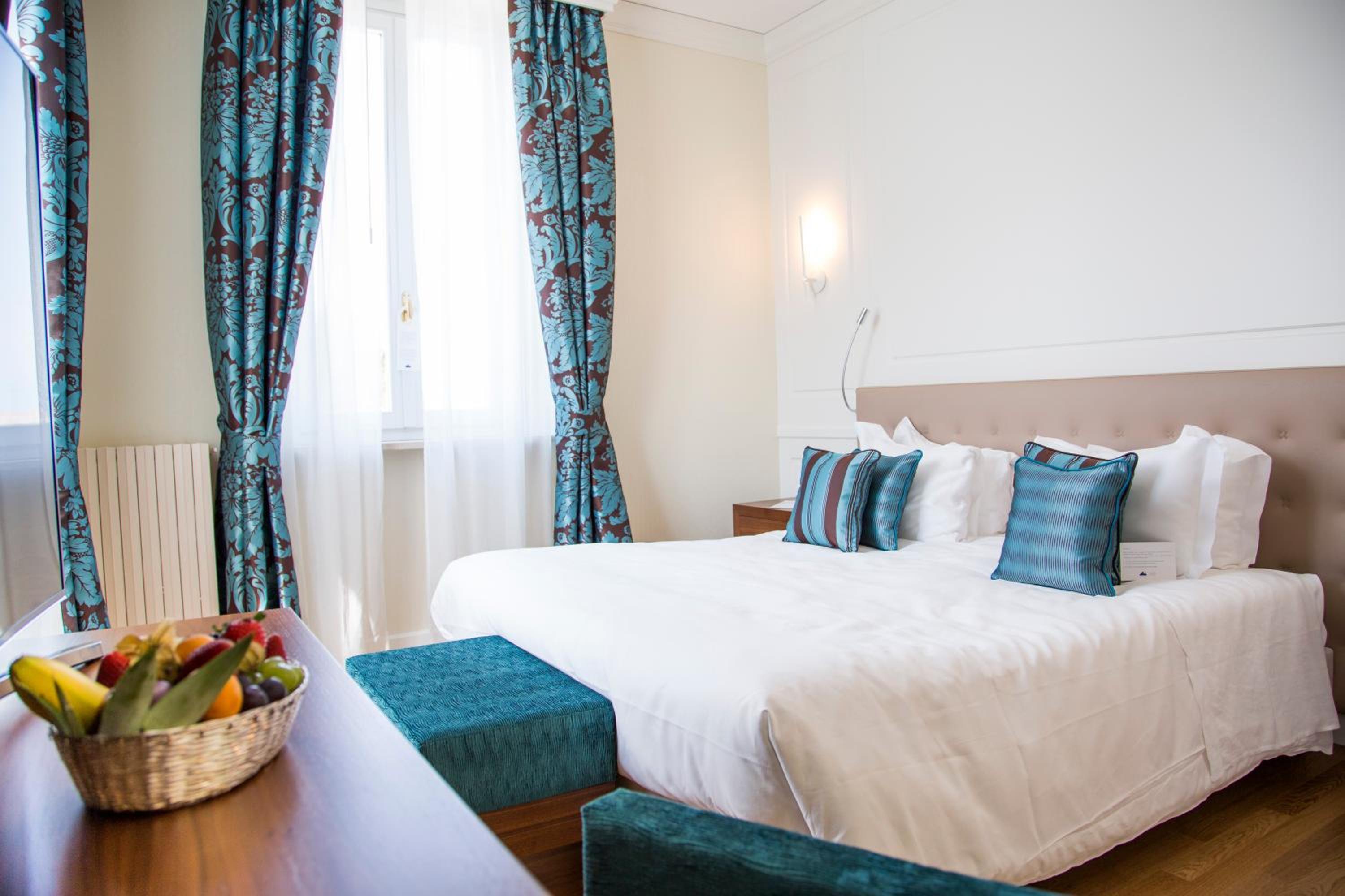 Executive Double Room with Balcony - Photo 8