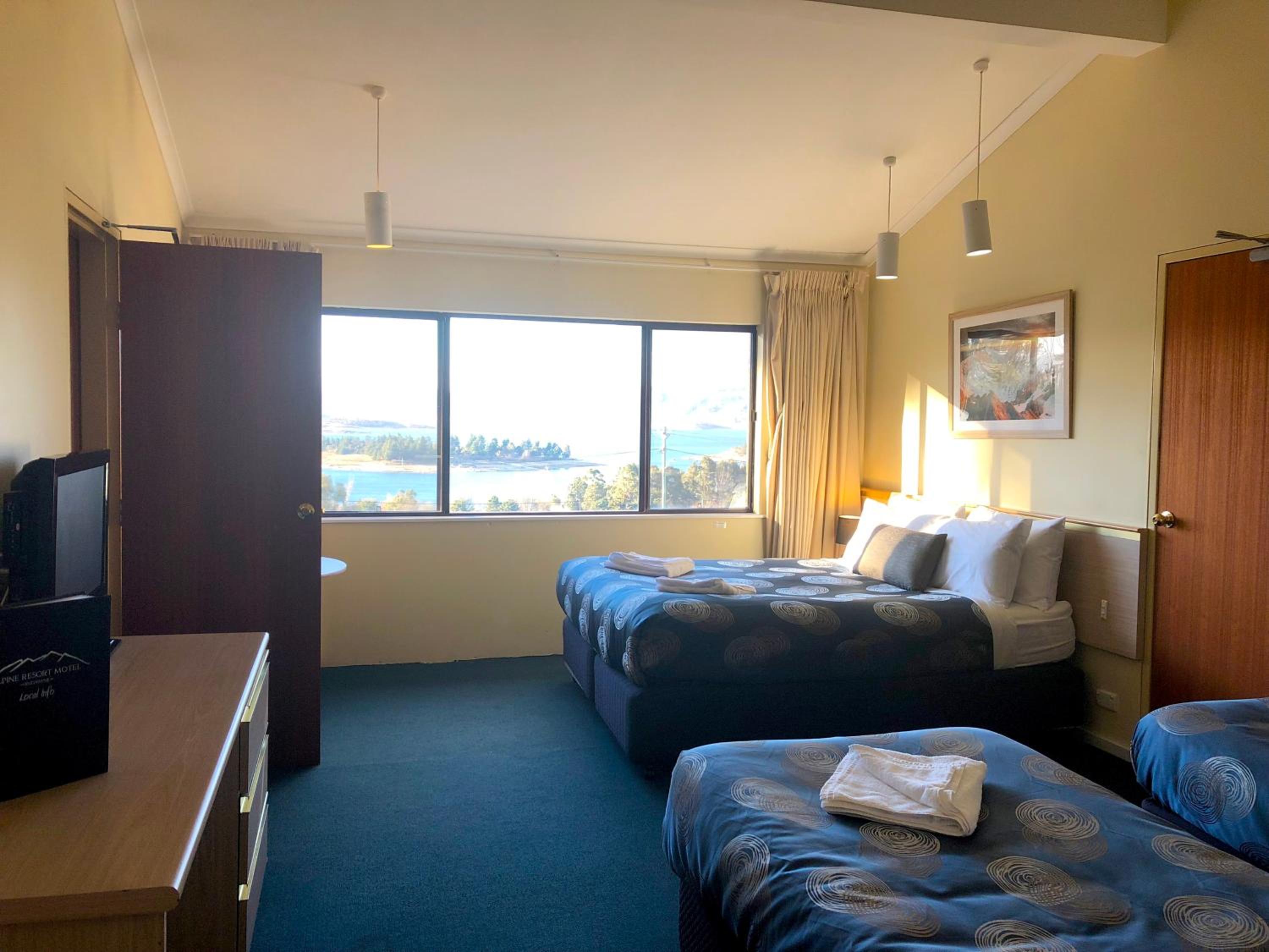 Deluxe upper-level Lake view - sleeps up to 4 photo 3