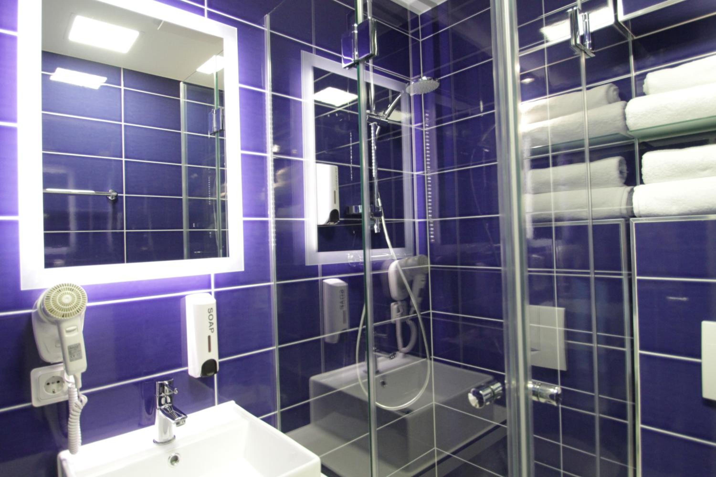 Double or Twin Room with Balcony - Photo 4