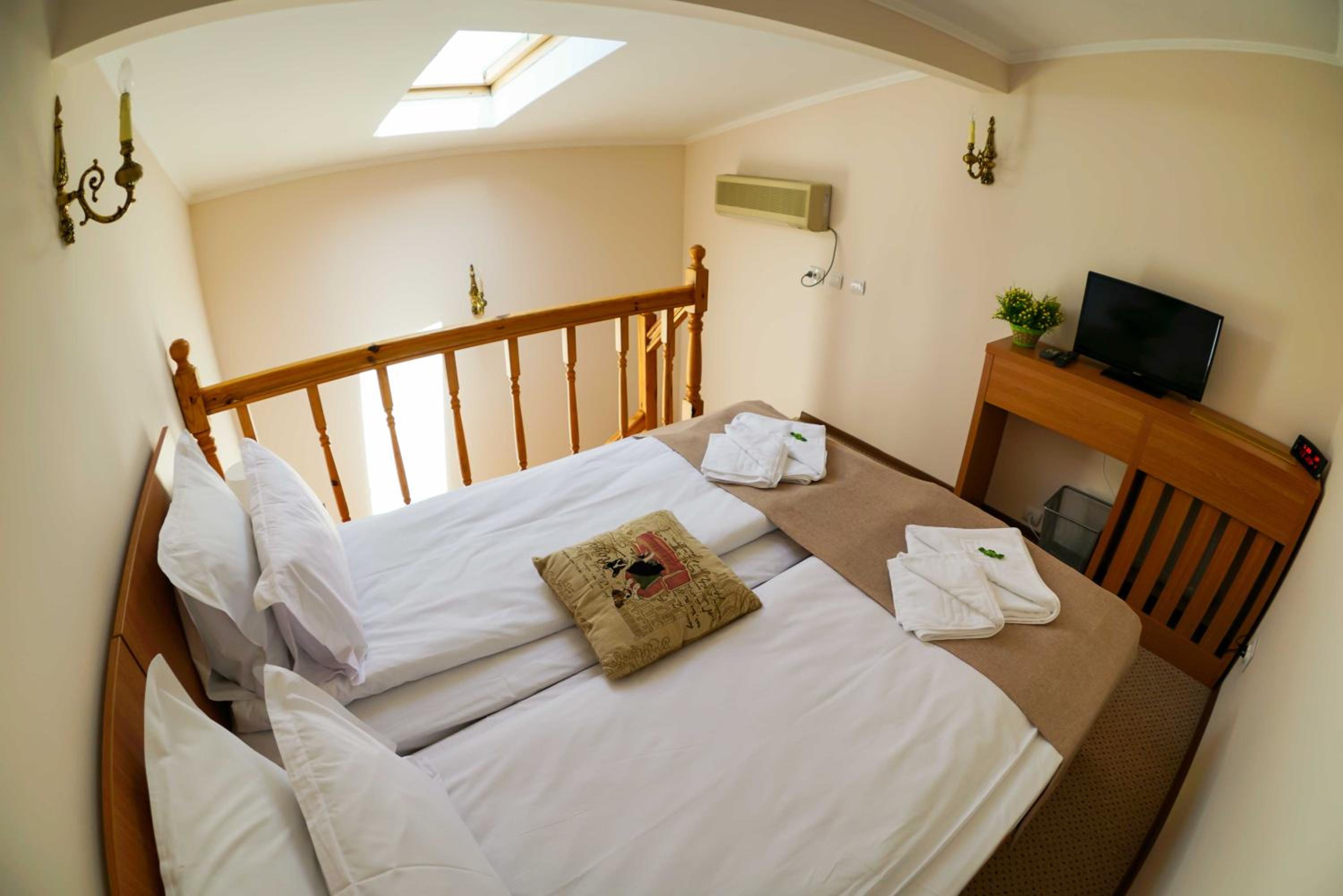 Double or Twin Room - Photo 8