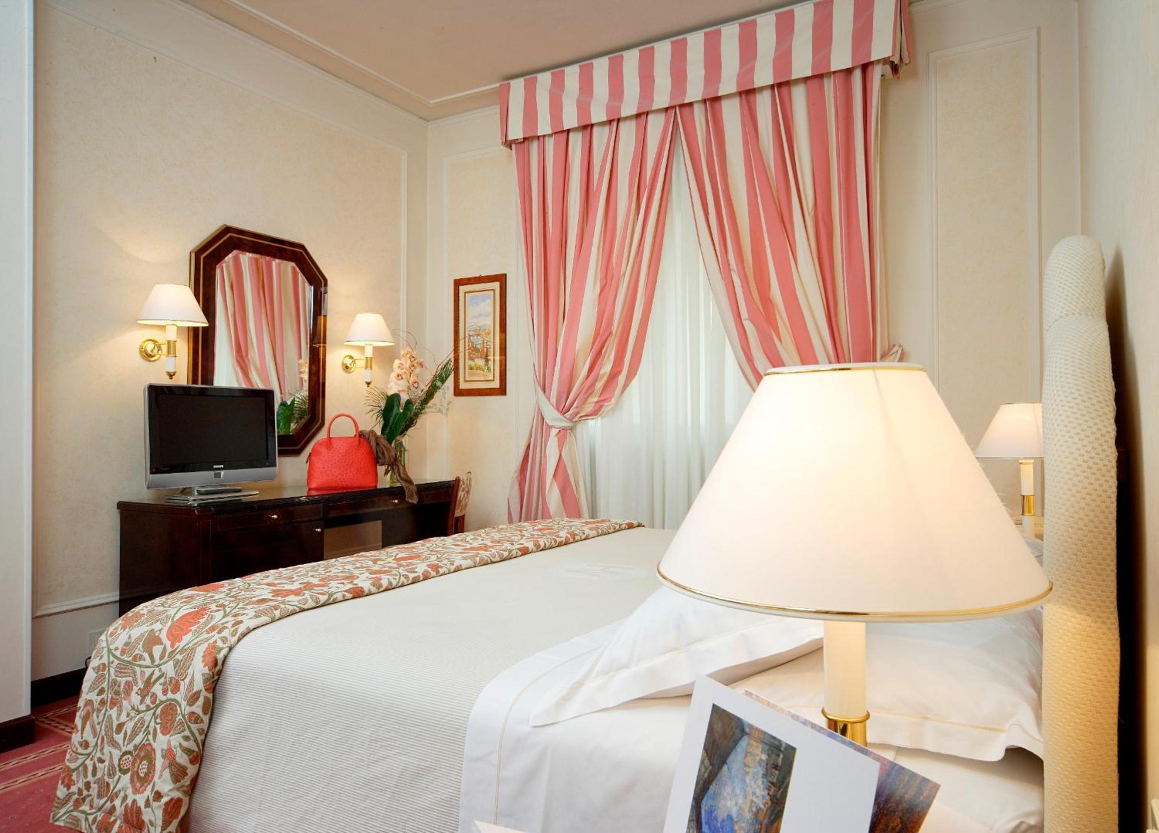 Classic Double or Twin Room - Photo 4