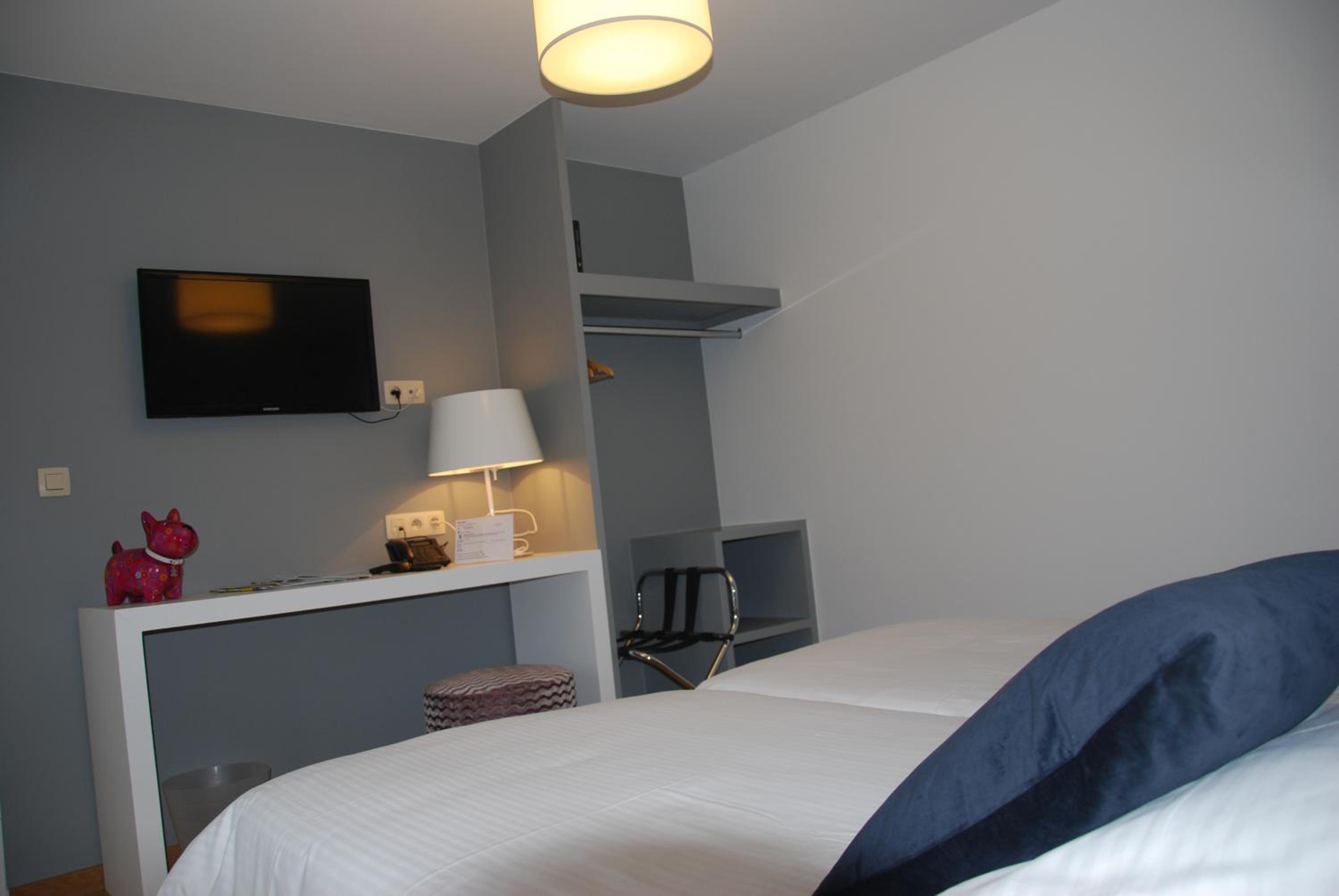 Double or Twin Room - Photo 7
