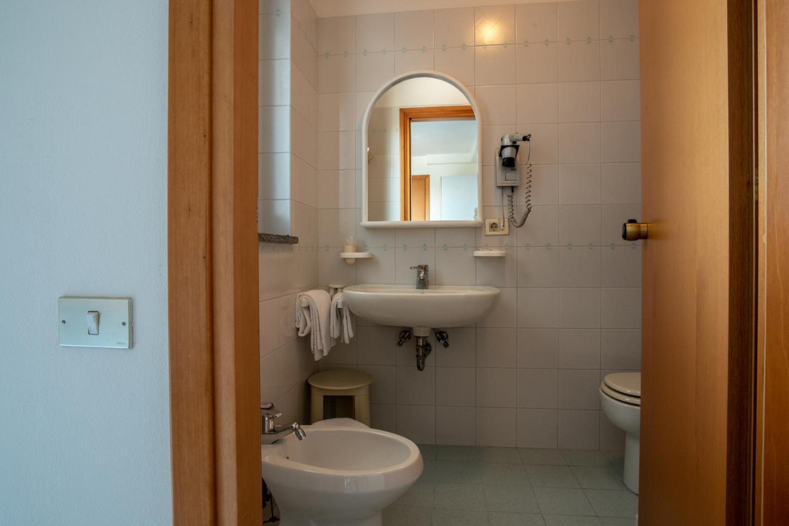 Double or Twin Room with Balcony - Photo 2