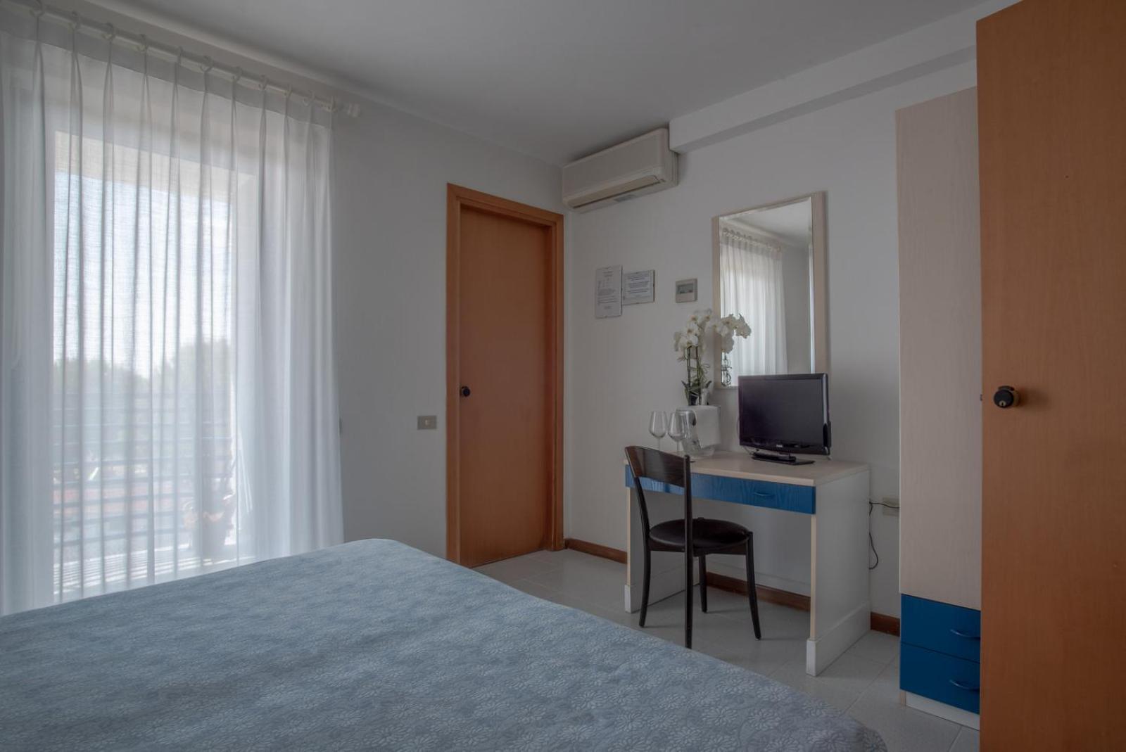 Double or Twin Room with Balcony - Photo 8