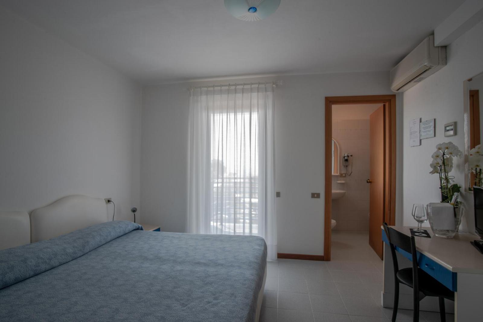 Double or Twin Room with Balcony - Photo 10