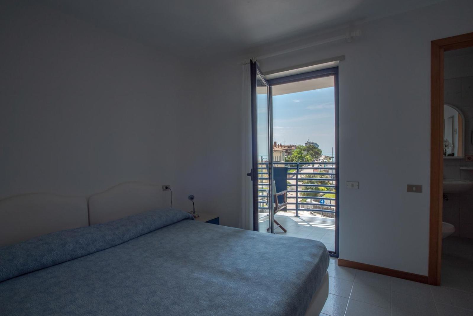 Double or Twin Room with Balcony - Photo 9
