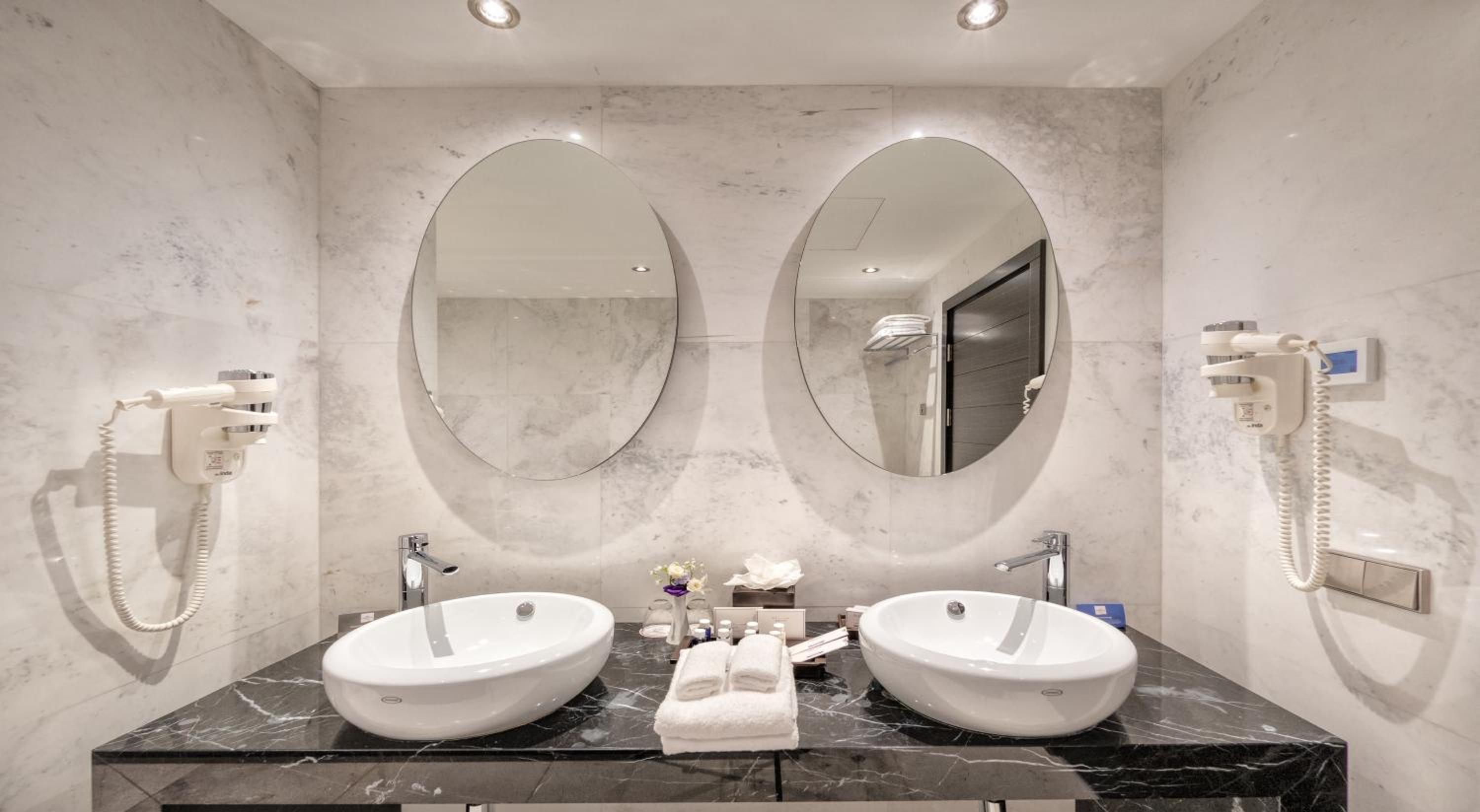 Junior King Suite with River View photo 2