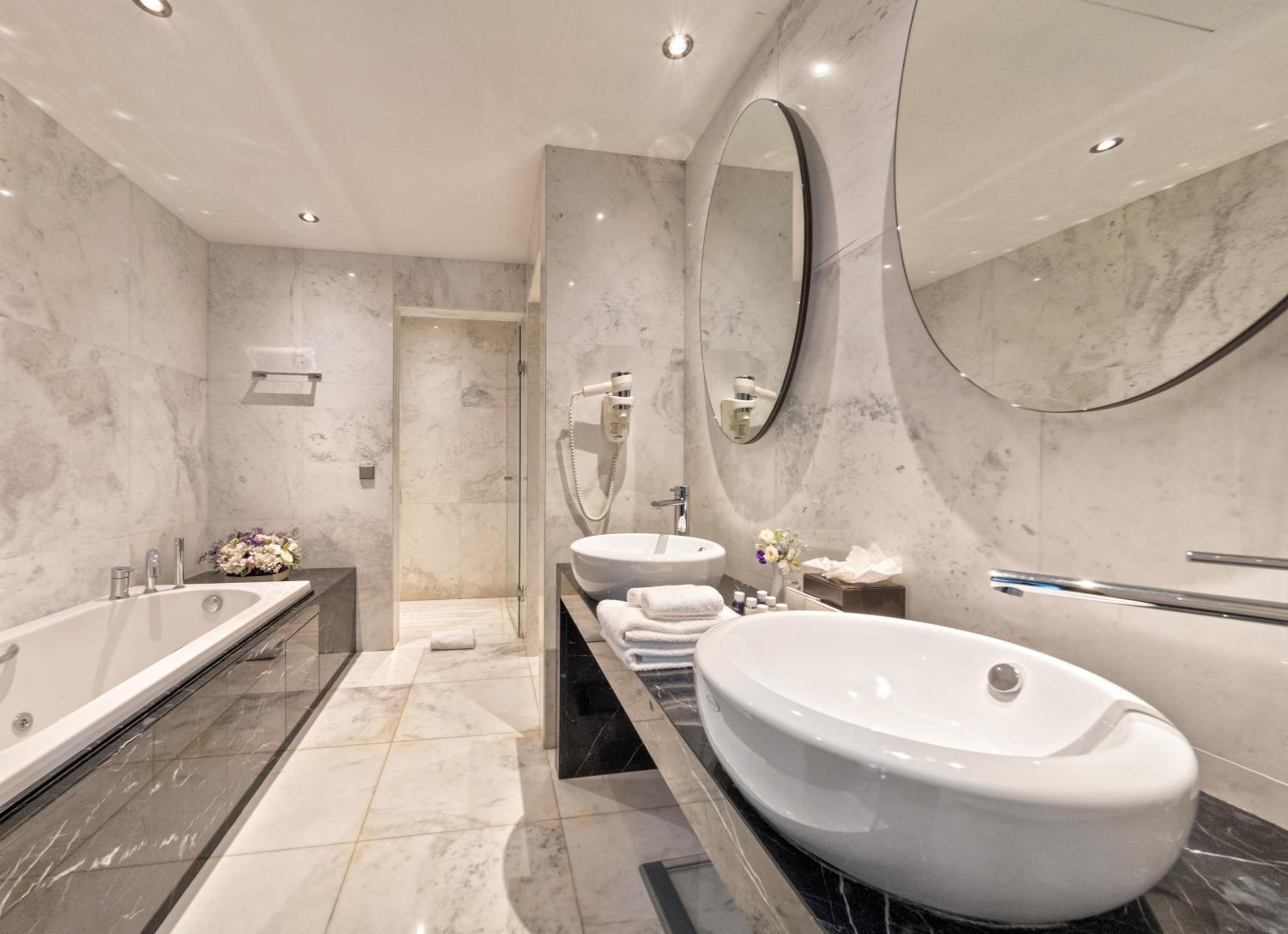 Junior King Suite with River View photo 3