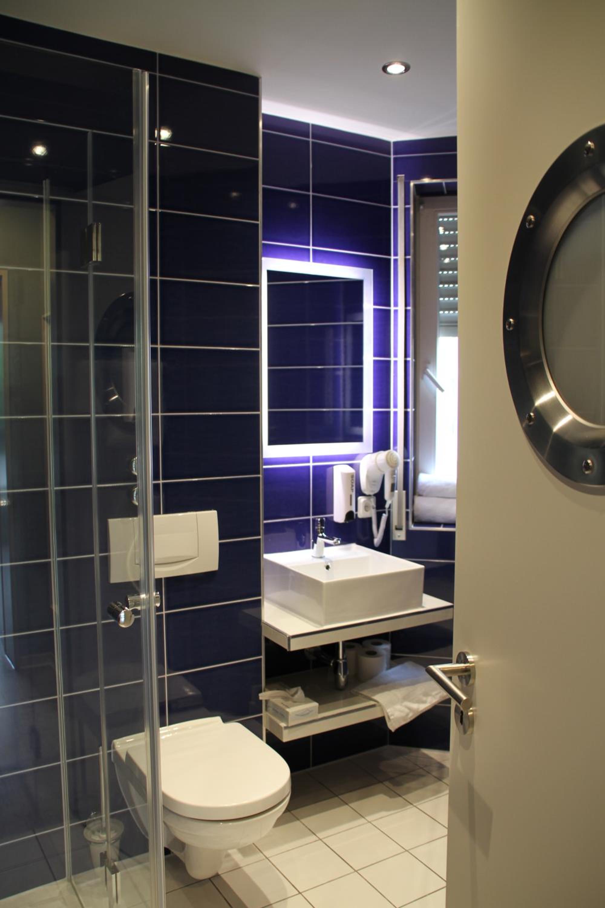 Junior Suite with Balcony - Photo 4