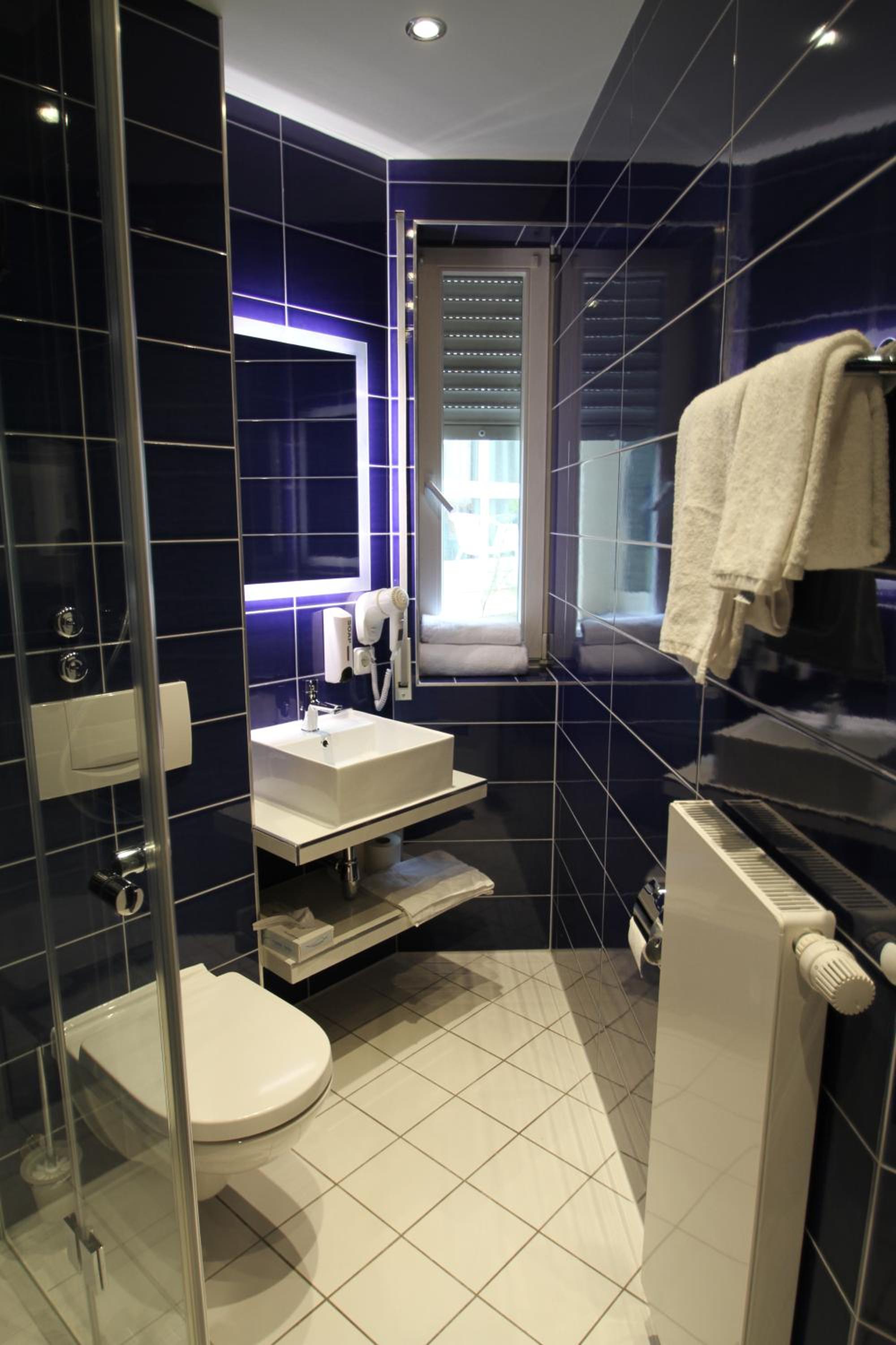 Junior Suite with Balcony - Photo 10
