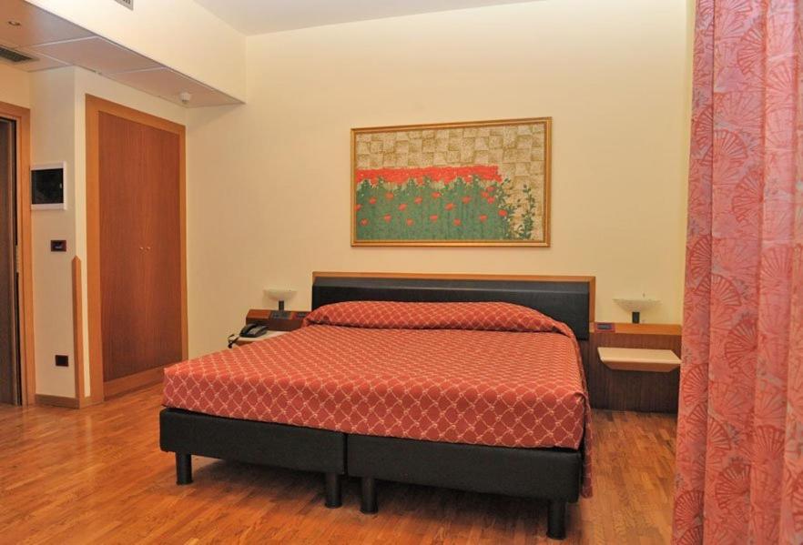 Standard Double or Twin Room - Photo 7