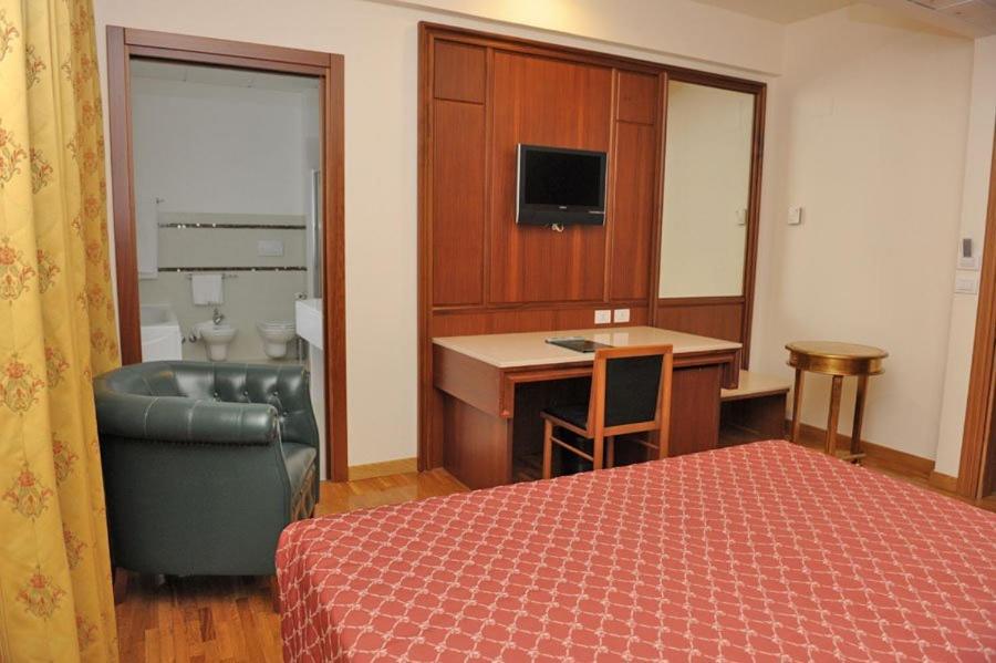 Standard Double or Twin Room - Photo 4