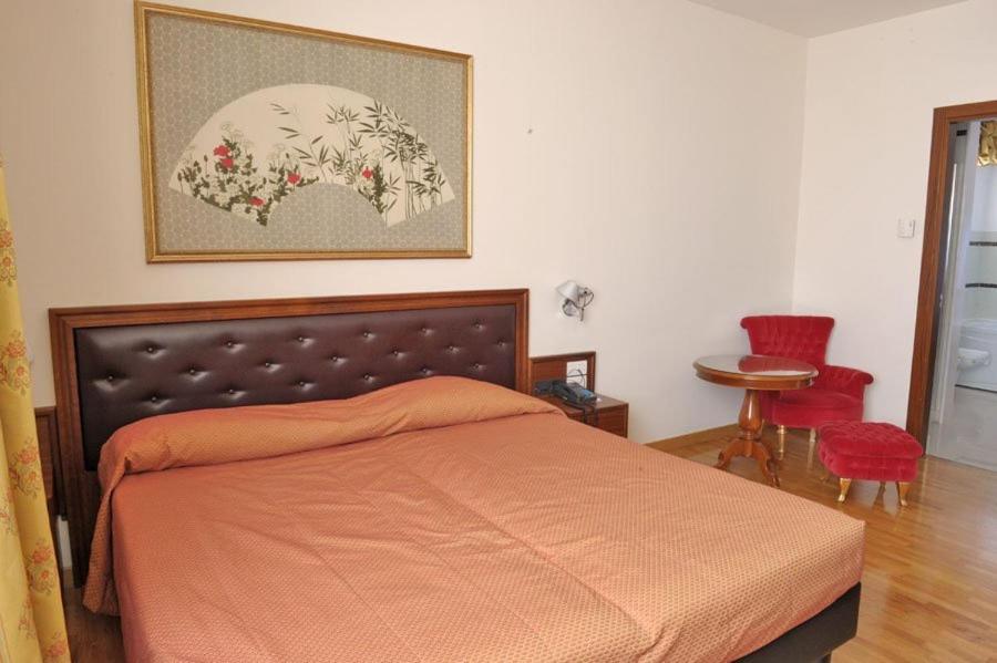 Standard Double or Twin Room - Photo 5