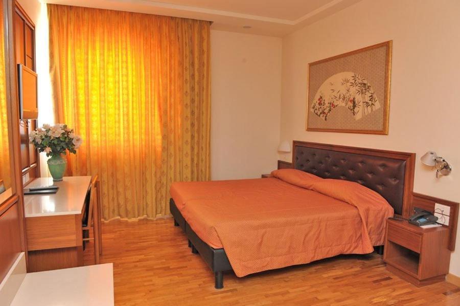 Standard Double or Twin Room - Photo 2
