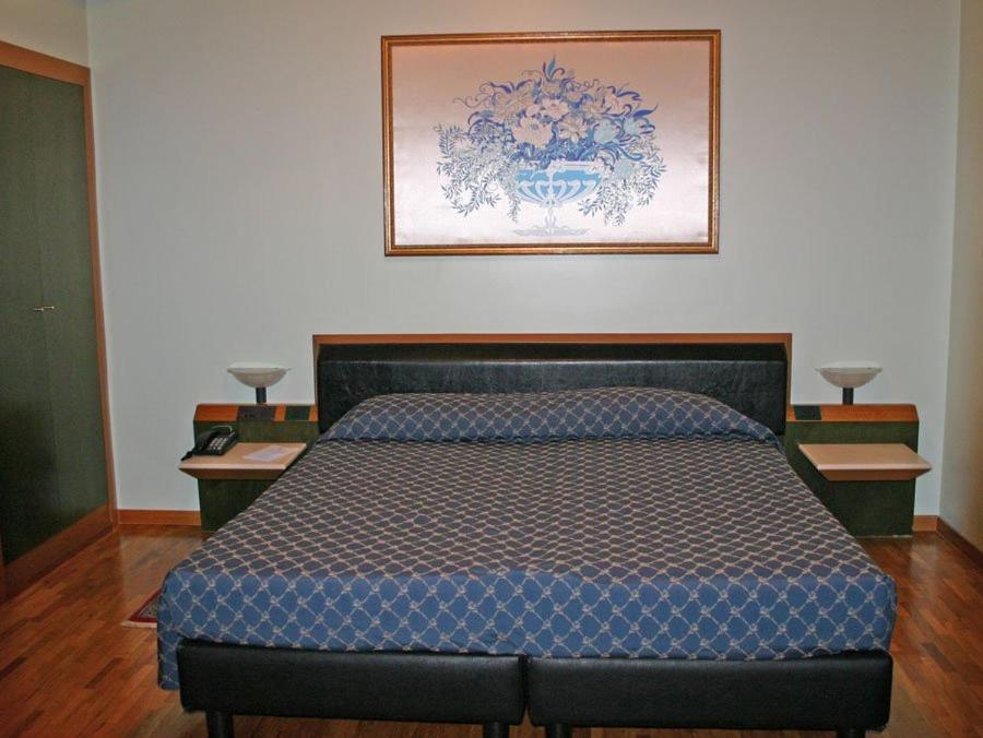 Standard Double or Twin Room - Photo 8
