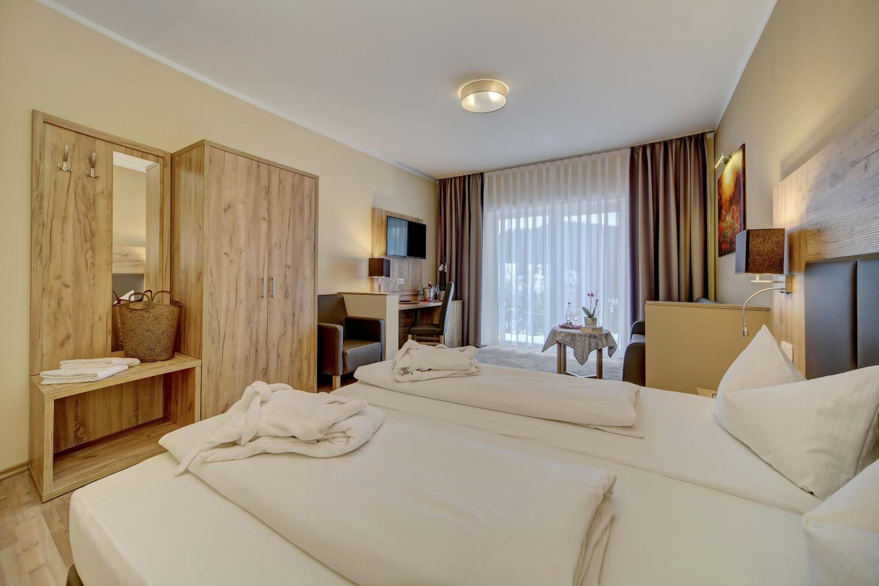 Deluxe Double Room (2 Adults + 1 Child)