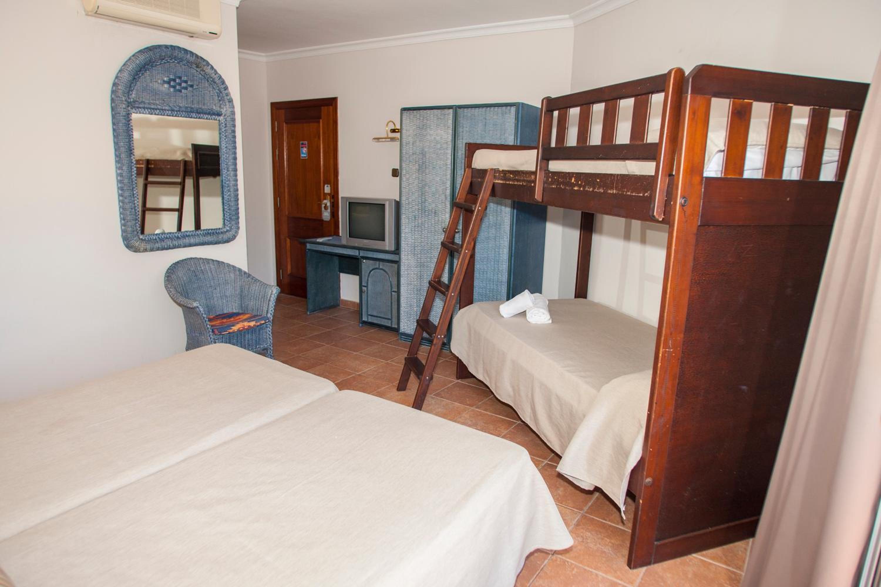 Quadruple Room (2 Adults + 2 Children) - Photo 1