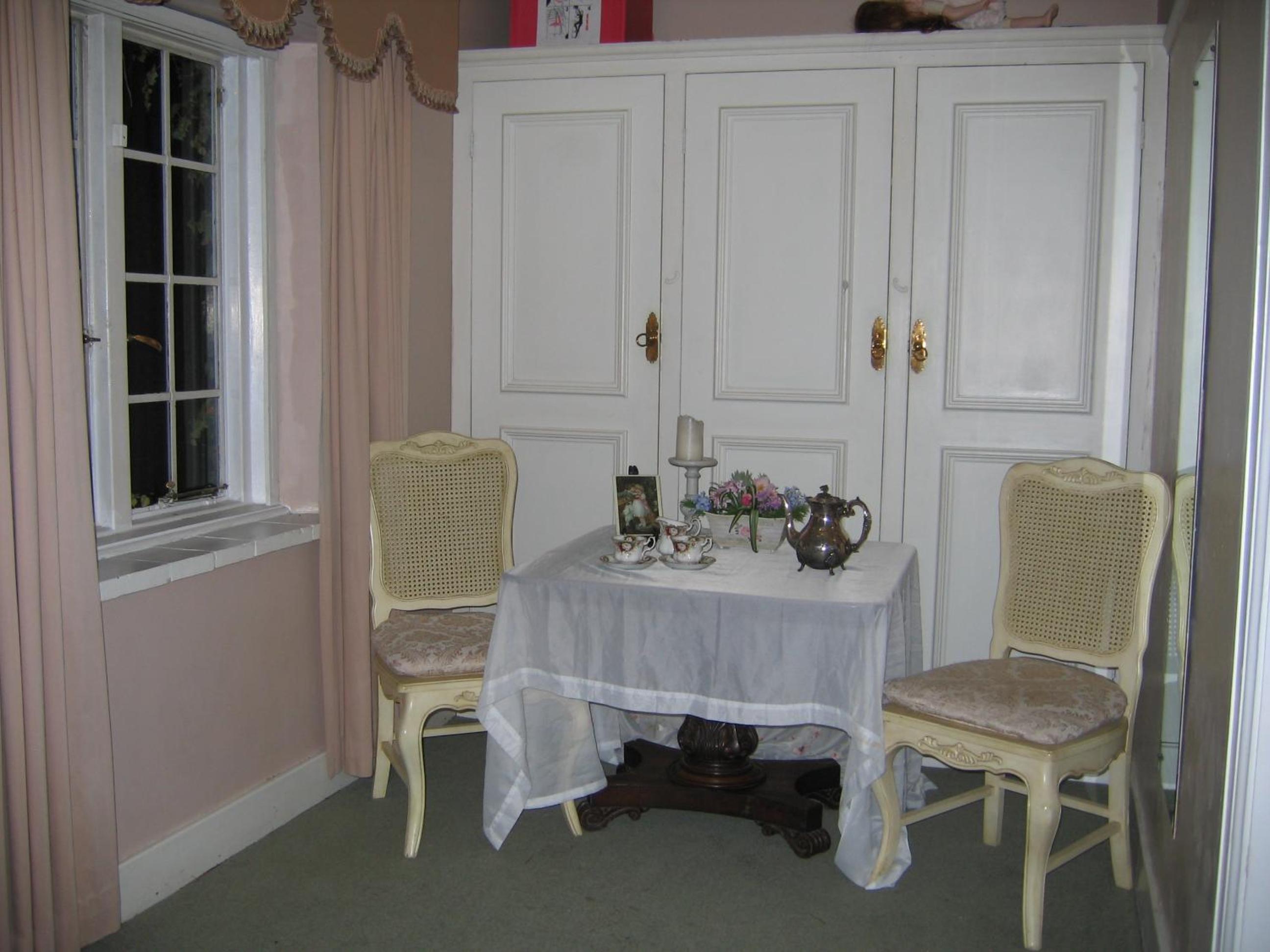 Deluxe Queen Suite photo 2