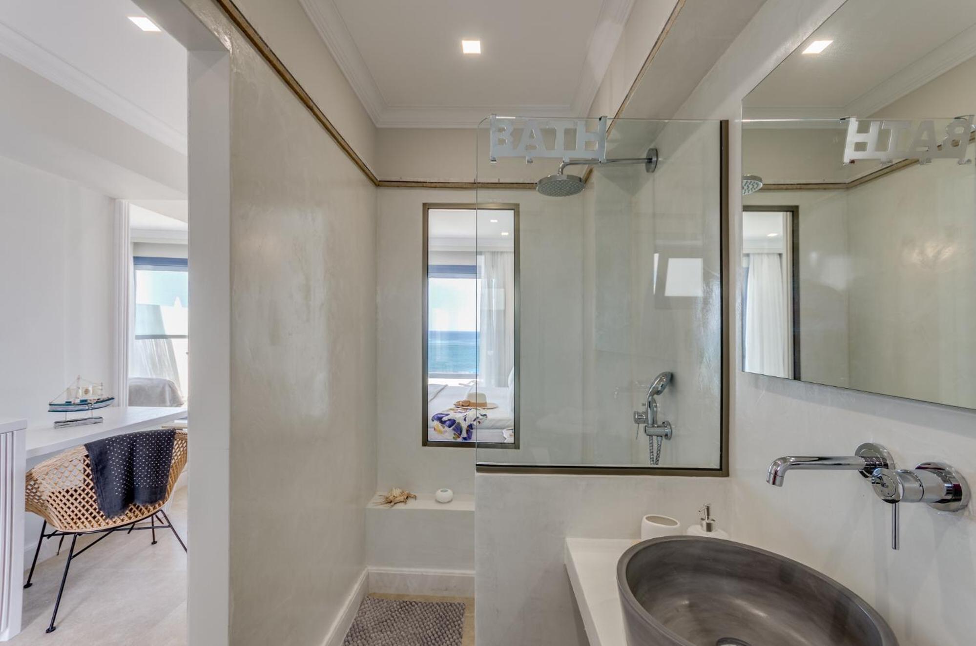 Suite with Sea View - Photo 3