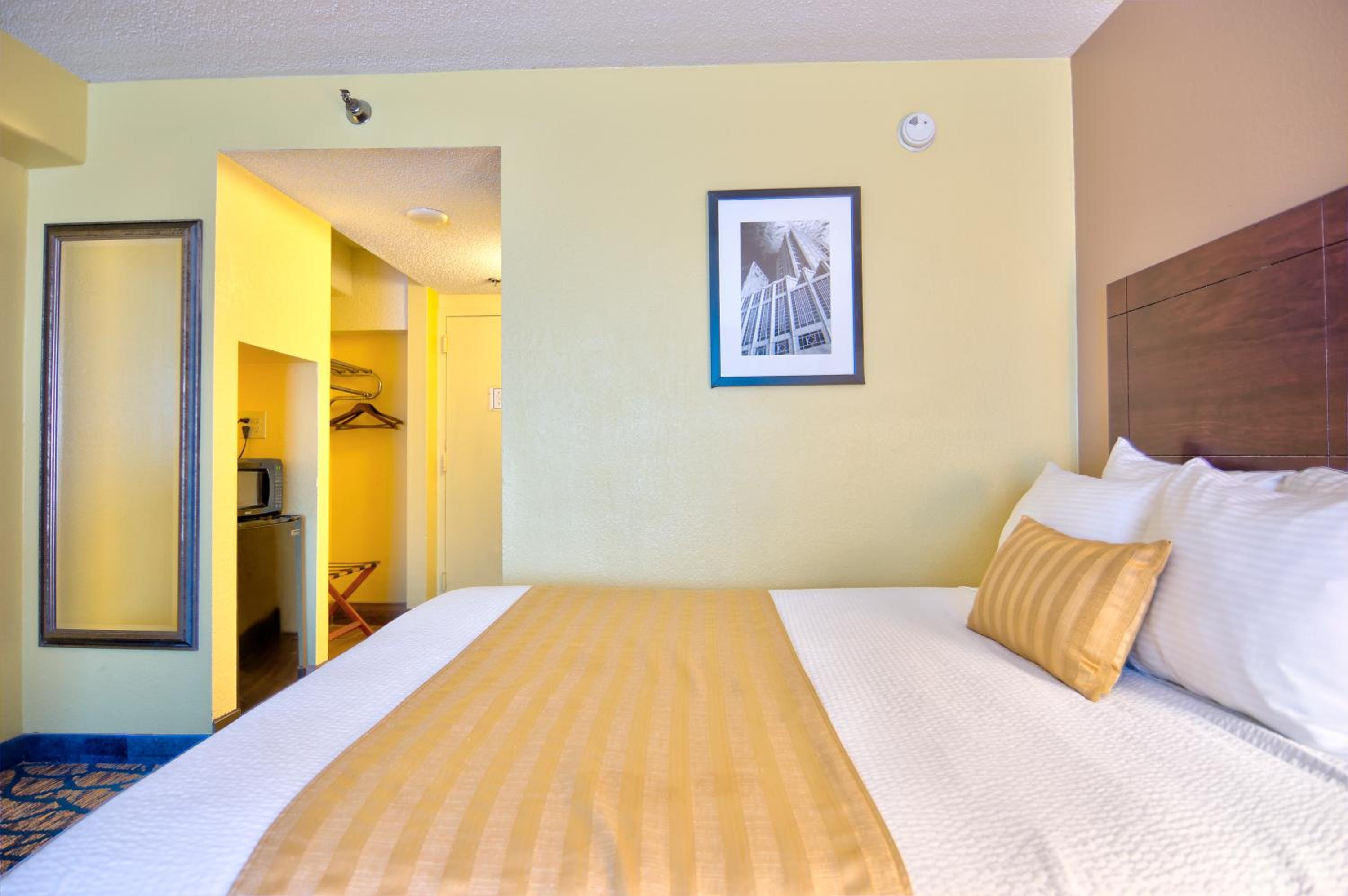 Queen Room with Two Queen Beds - Non-Smoking - Photo 4