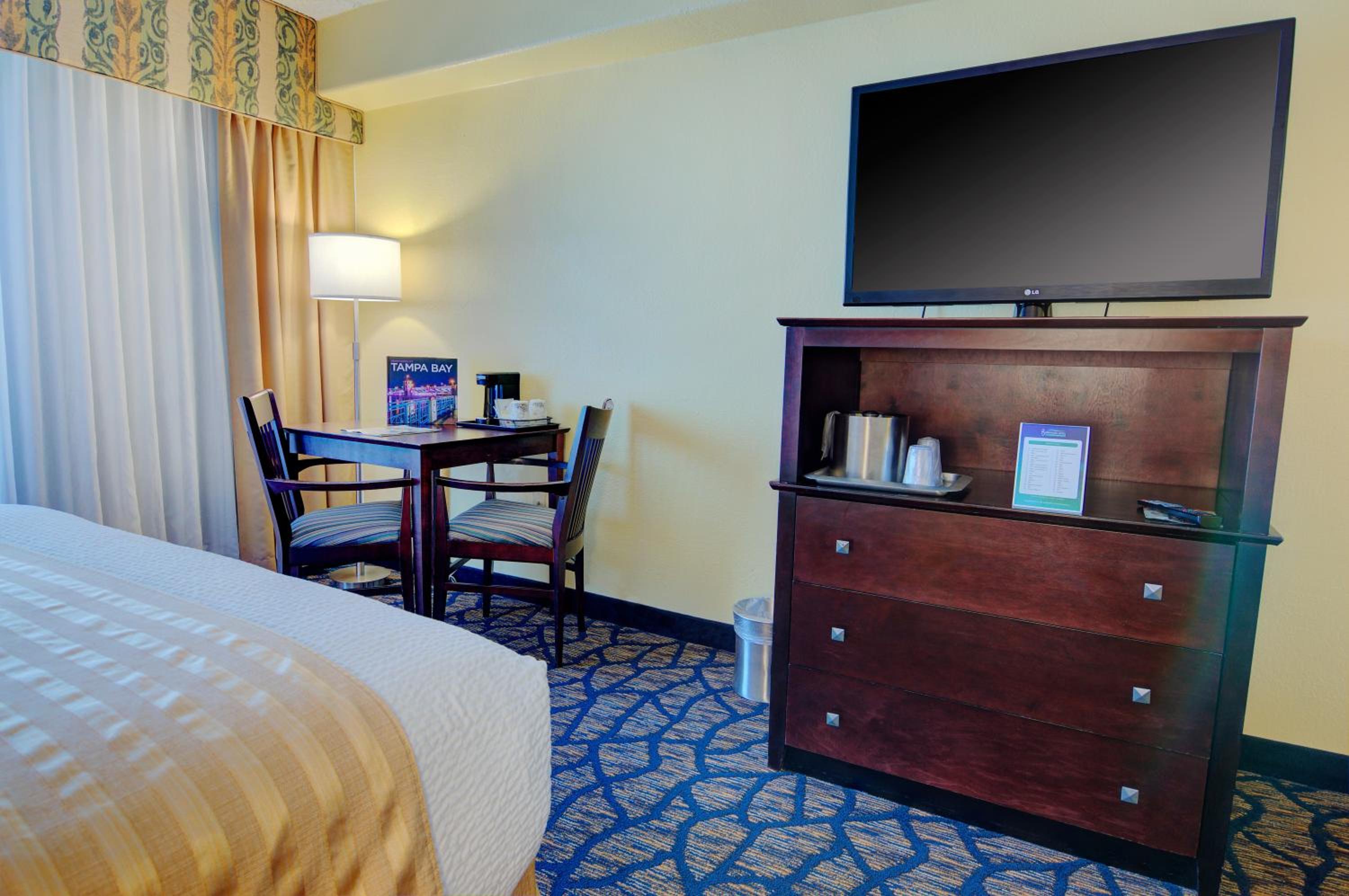 Queen Room with Two Queen Beds - Non-Smoking - Photo 3