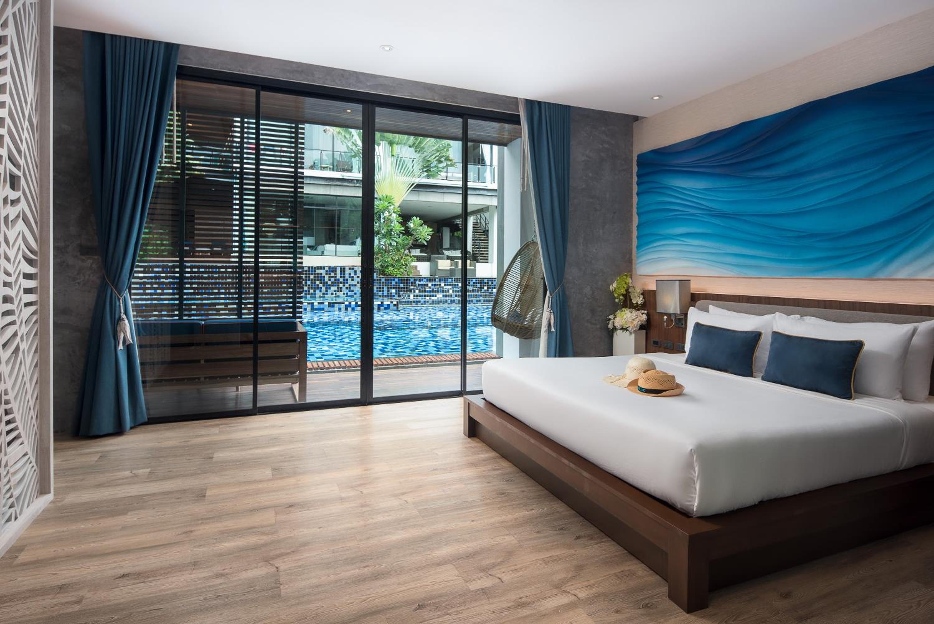 Junior Suite Pool Access