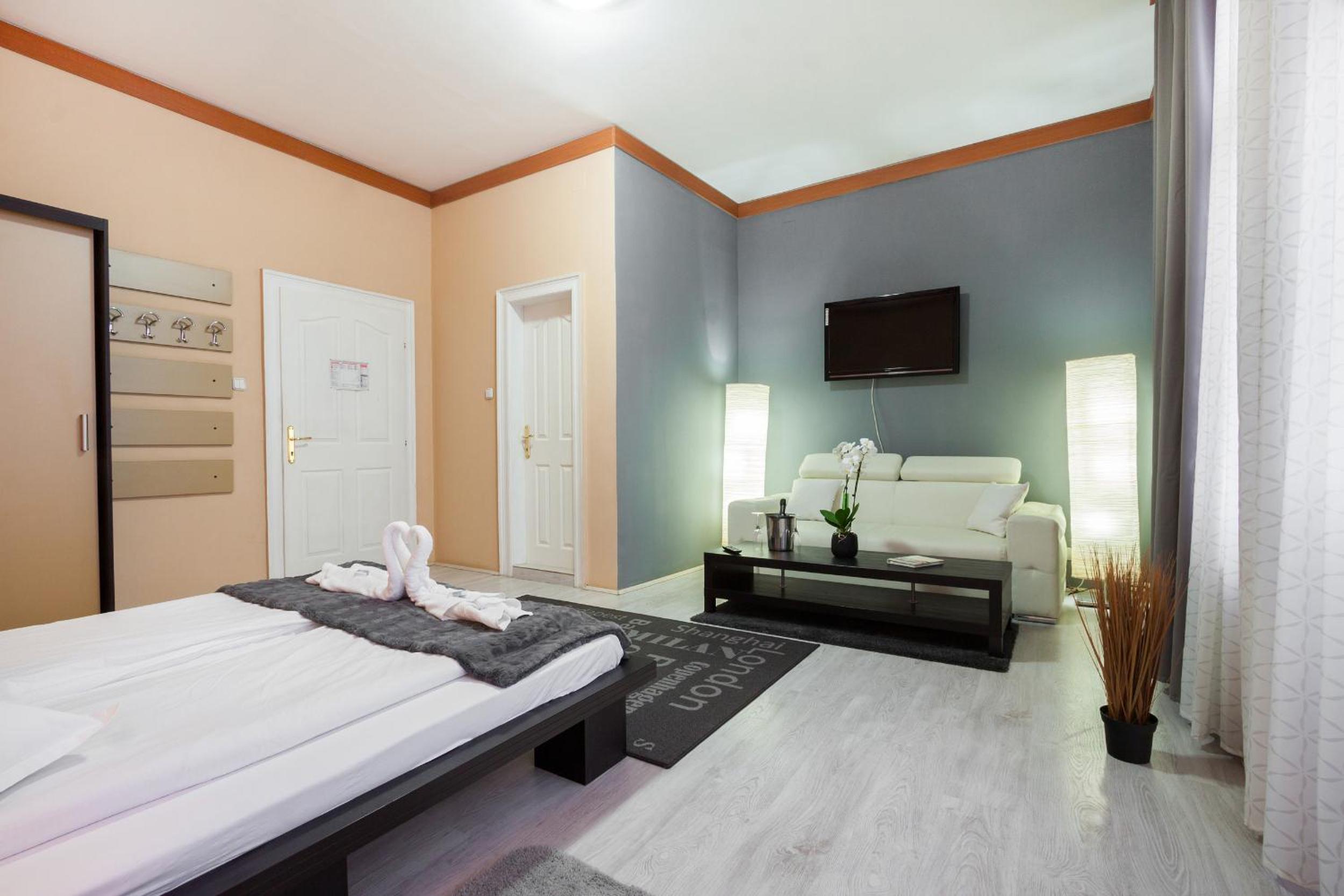 Deluxe Double Room with Balcony photo 2