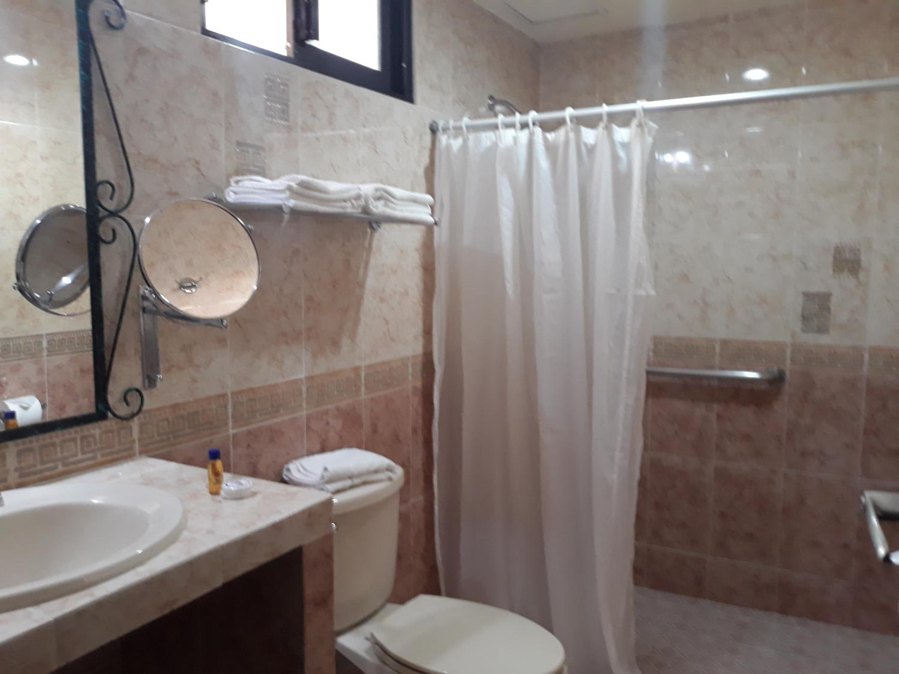 Budget Twin Room - Photo 5