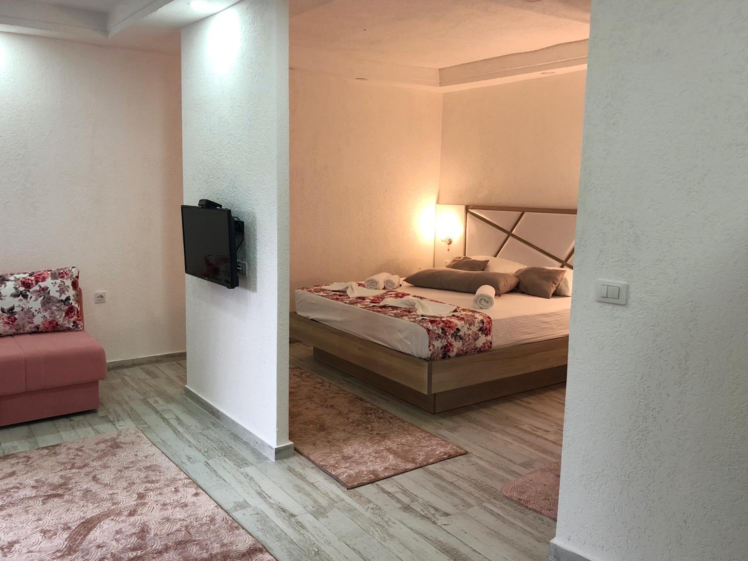 Apartment with Balcony - Photo 6