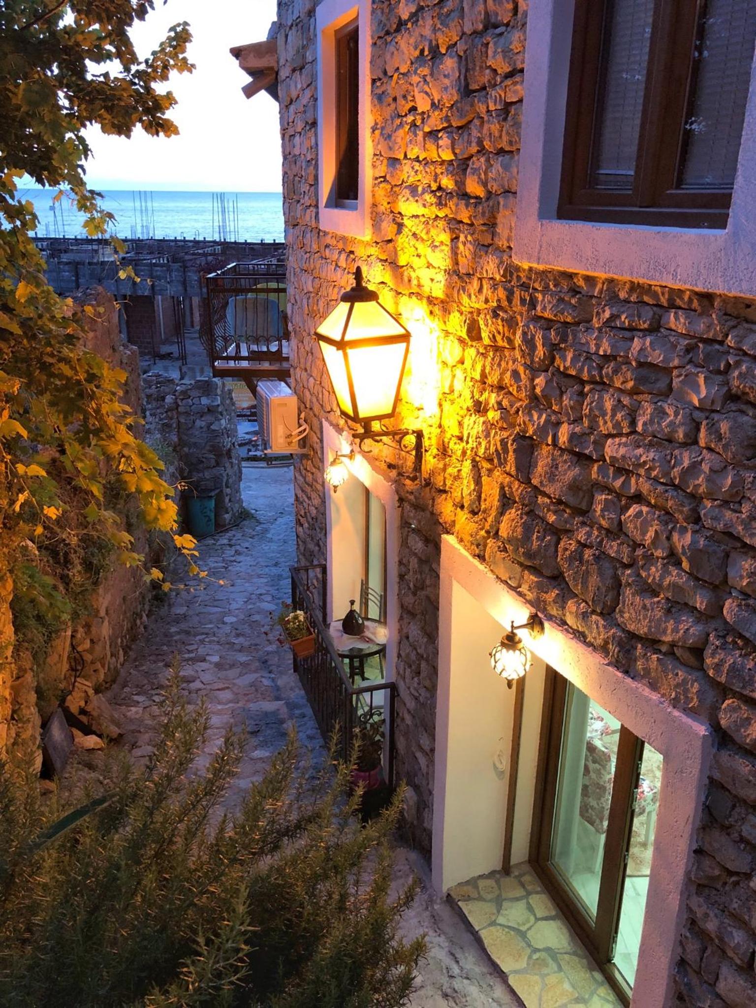 Apartment with Balcony - Photo 4