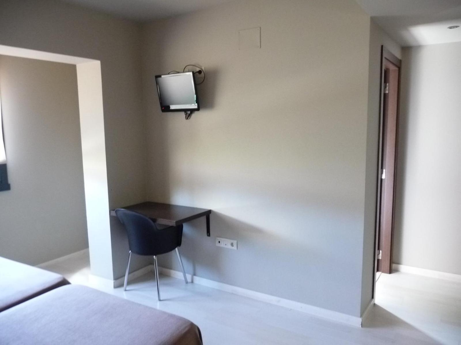Standard Twin Room - Photo 1