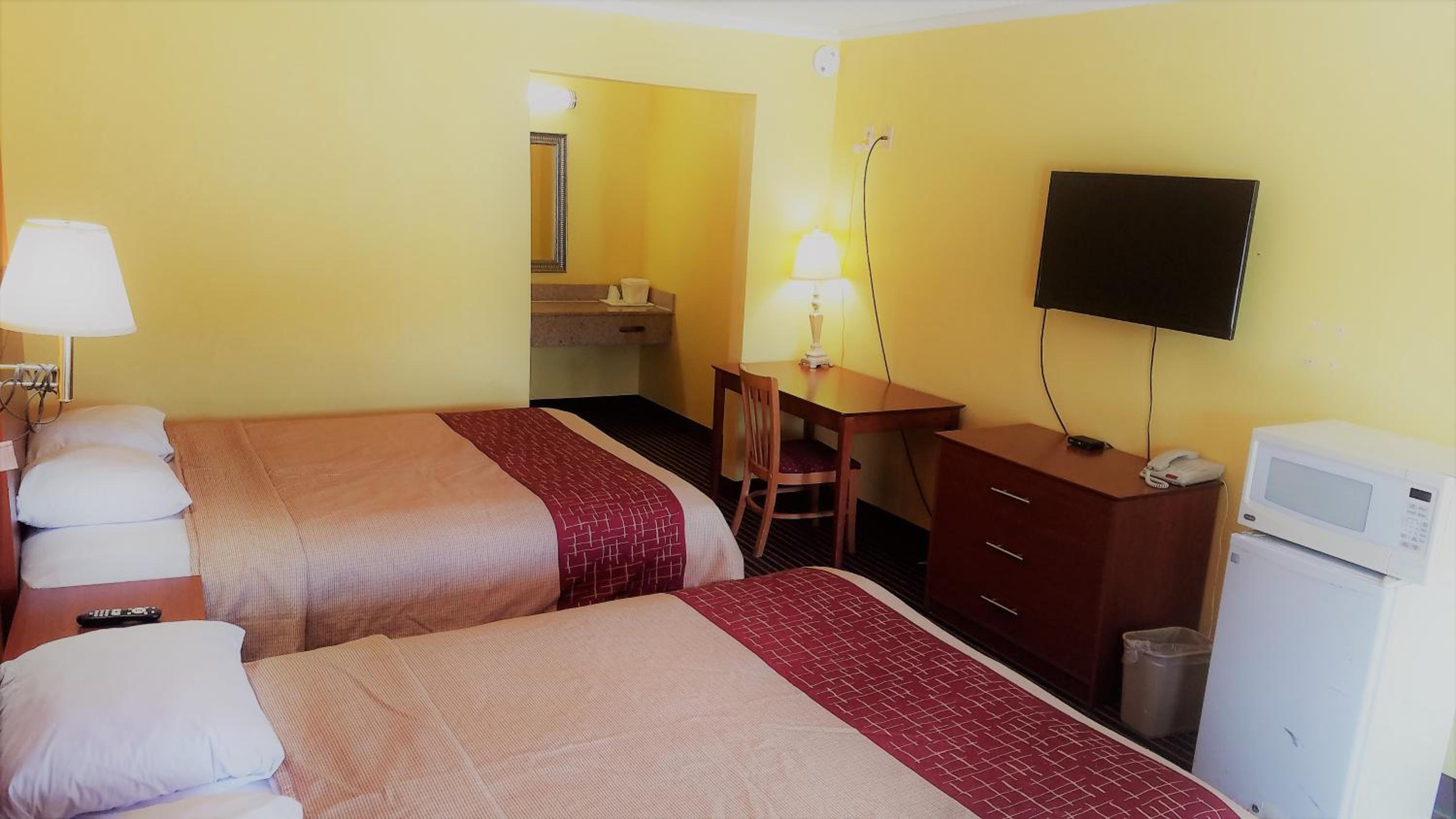 Queen Room photo 1