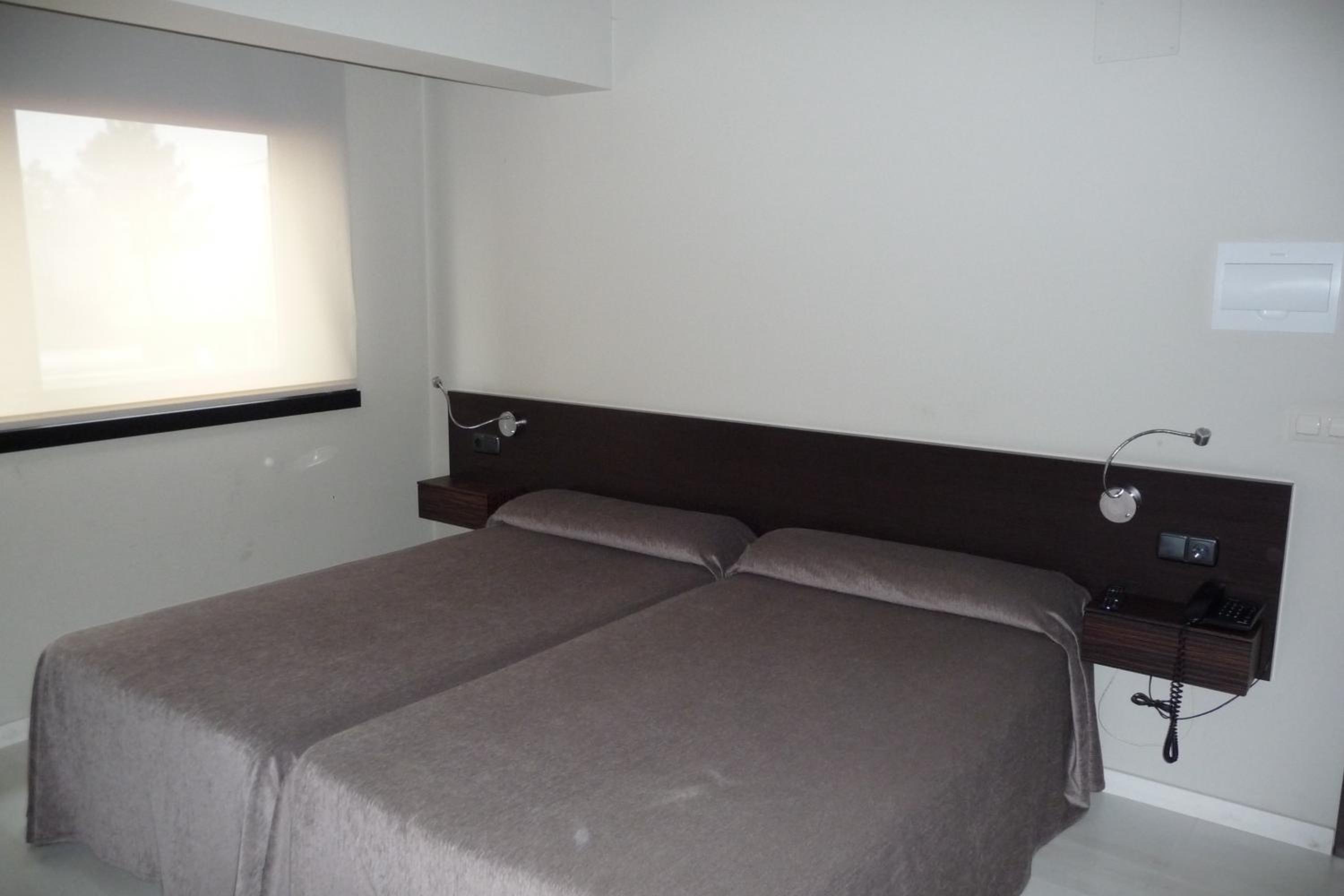 Standard Twin Room - Photo 3