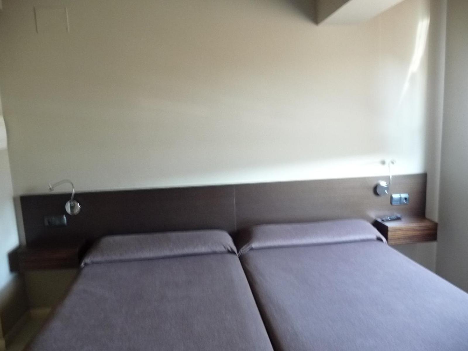 Standard Twin Room - Photo 4