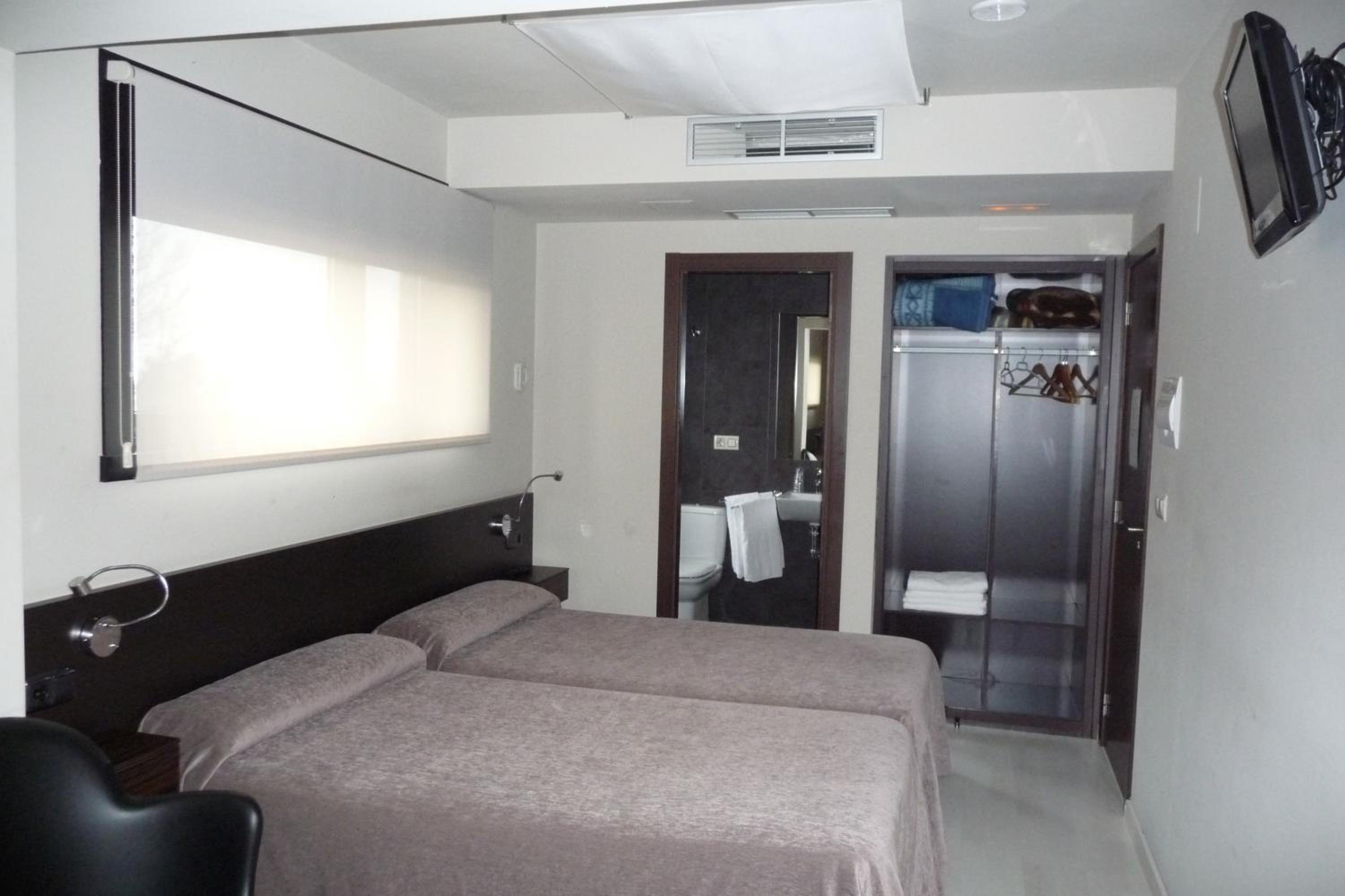 Standard Twin Room - Photo 2