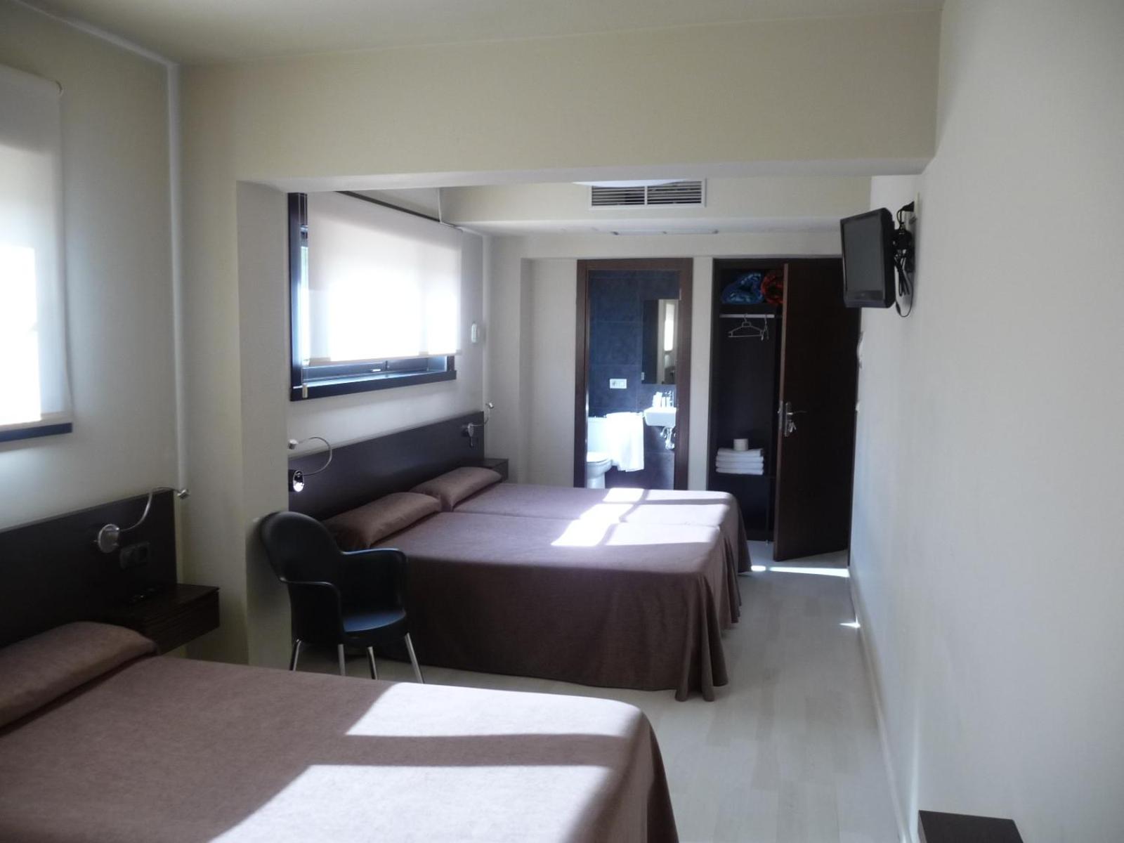 Quadruple Room with Shower - Photo 4