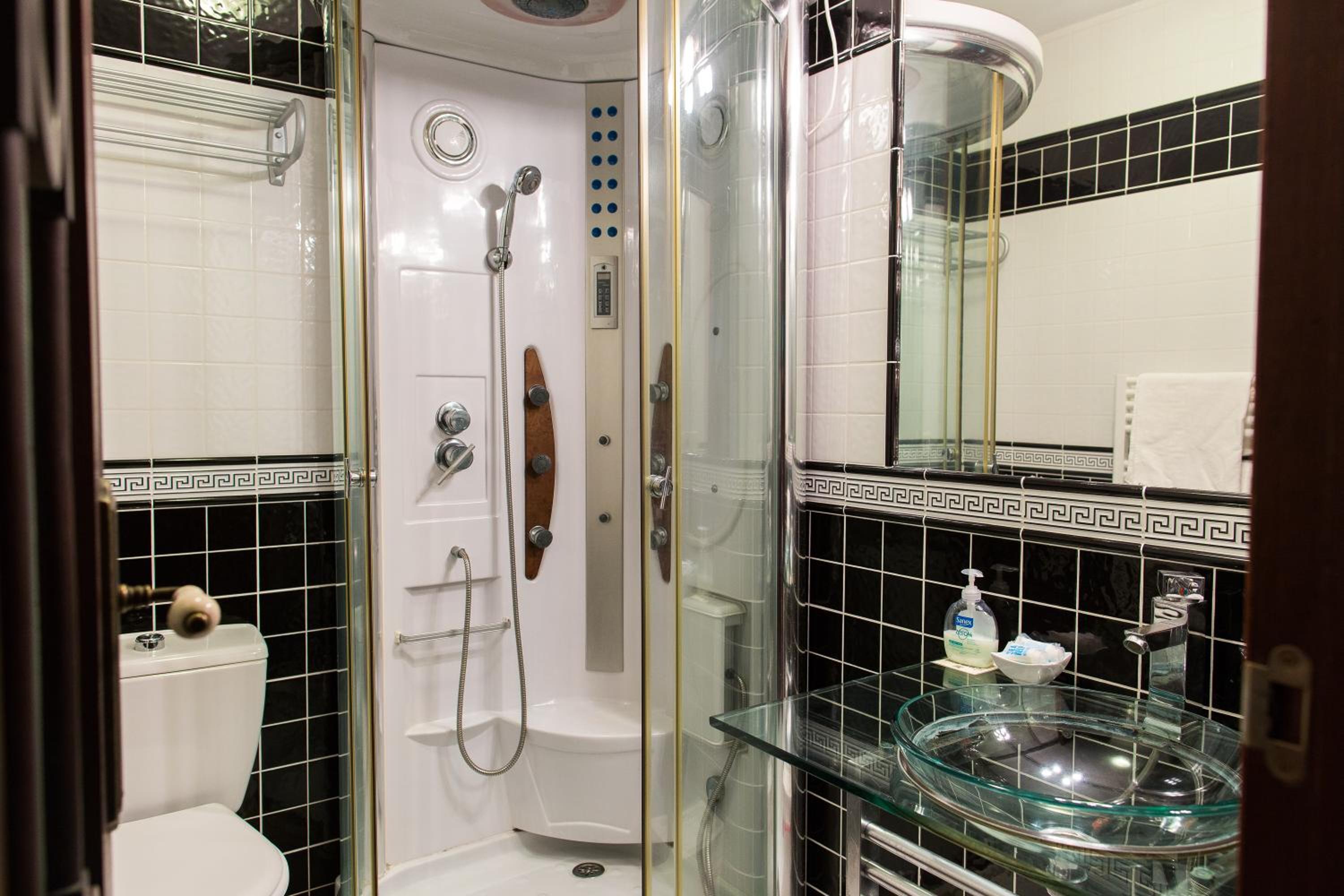 Double or Twin Room - Photo 4