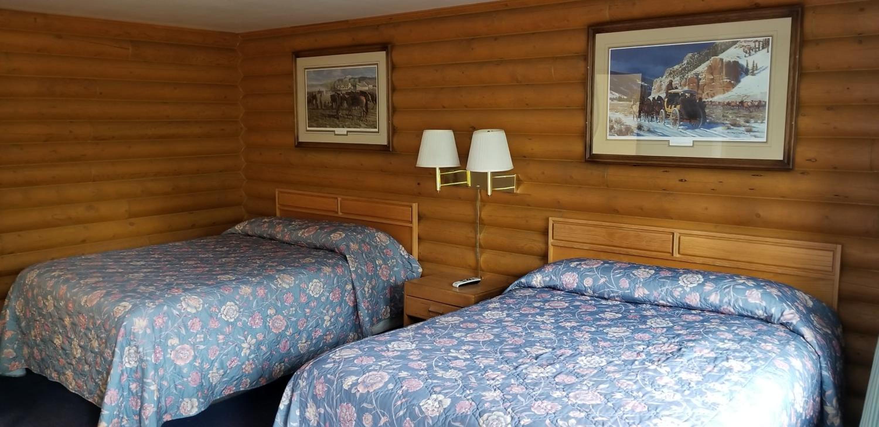 Queen Room with Two Queen Beds - Photo 4