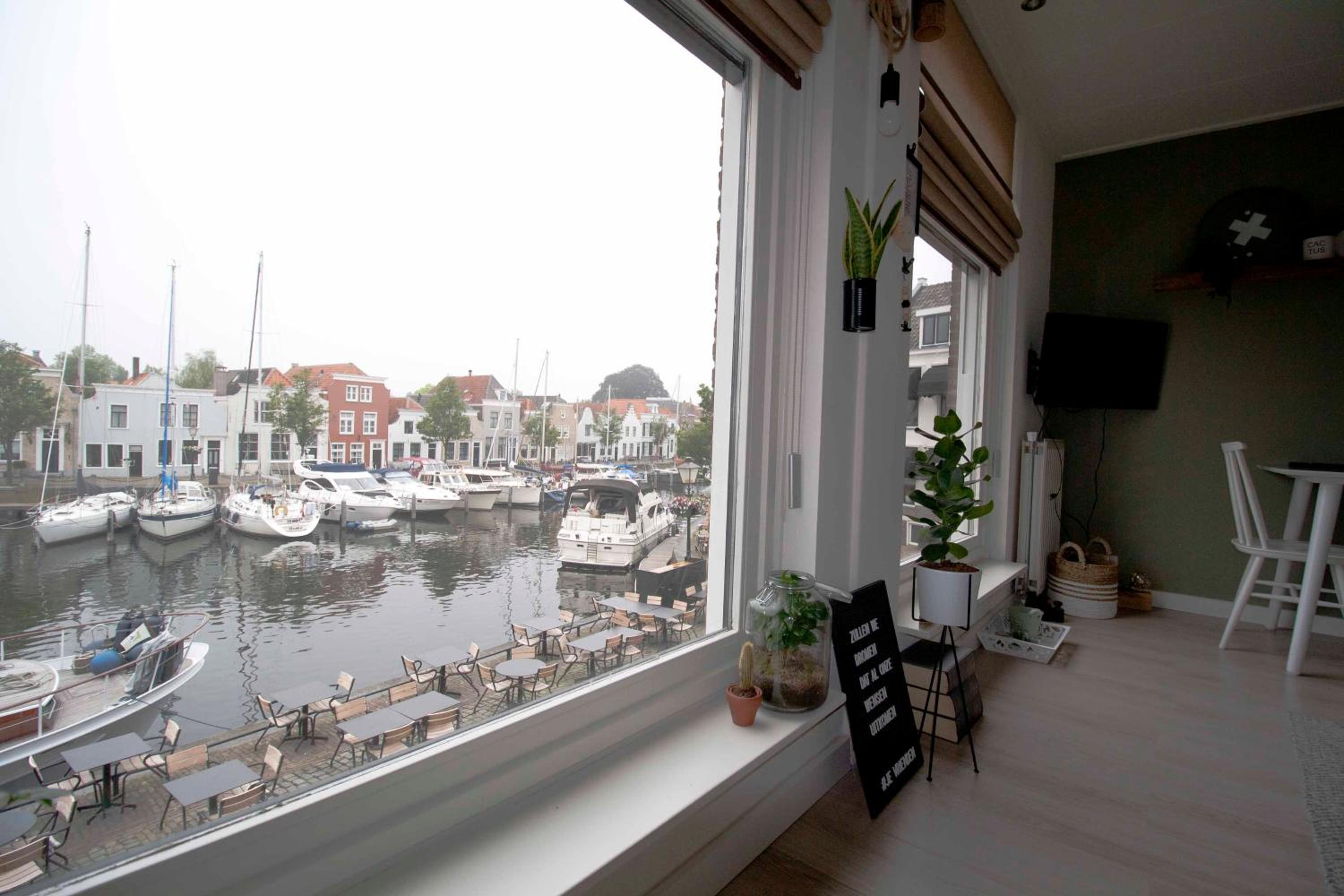 One-Bedroom Apartment - Photo 2