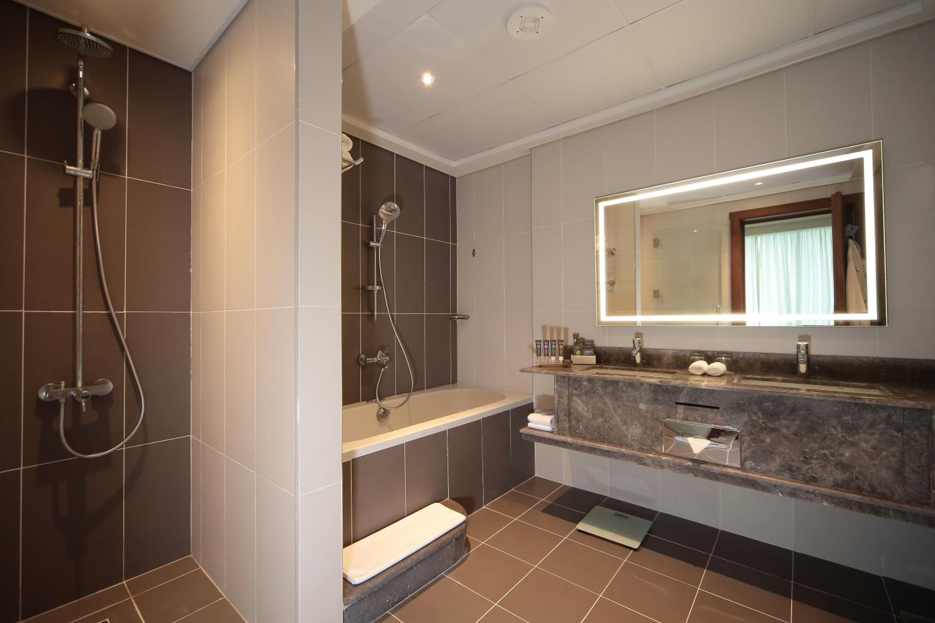 Superior Suite with Sea View thumbnail 5