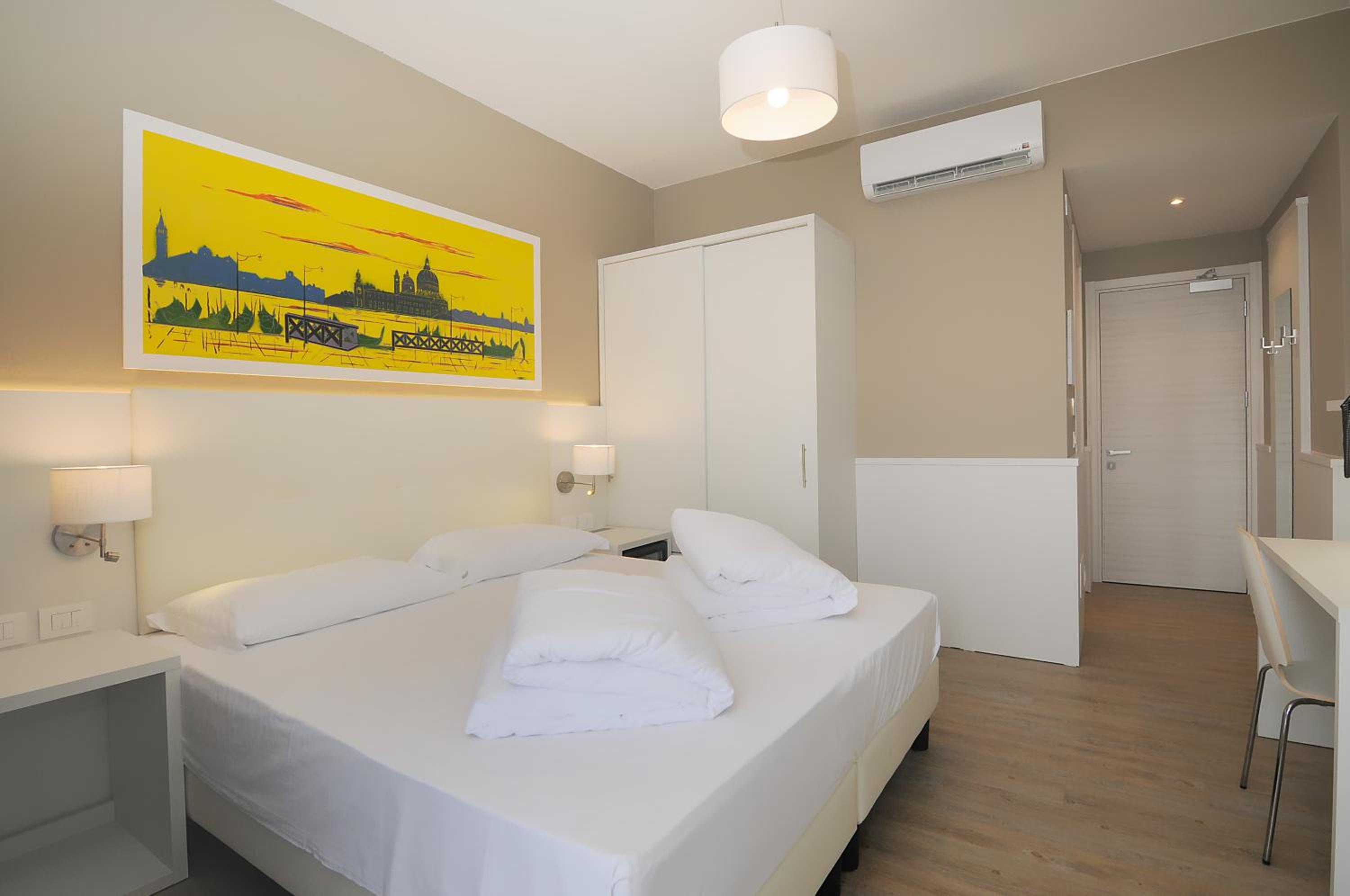 Deluxe Double Room with Side Sea View - Photo 10
