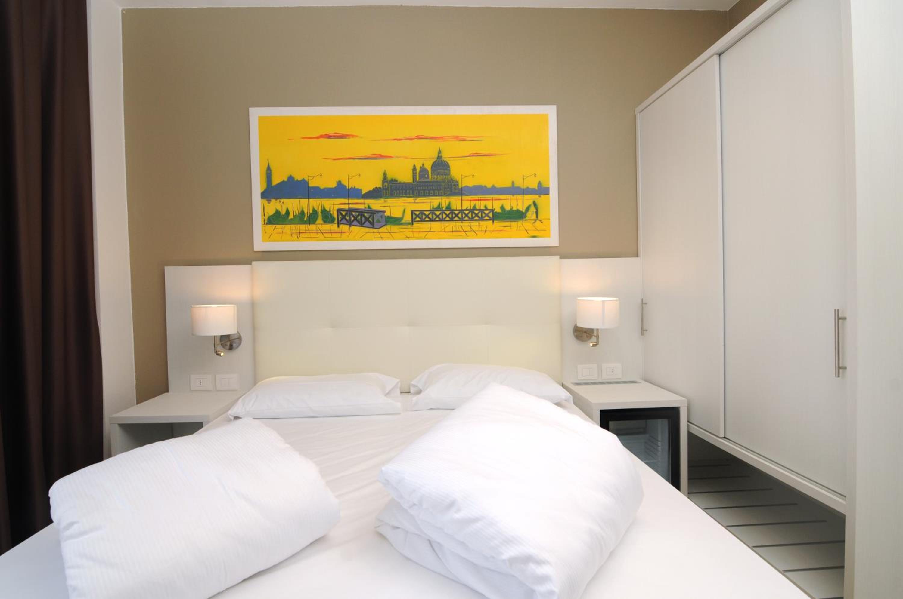 Deluxe Double Room with Side Sea View - Photo 9