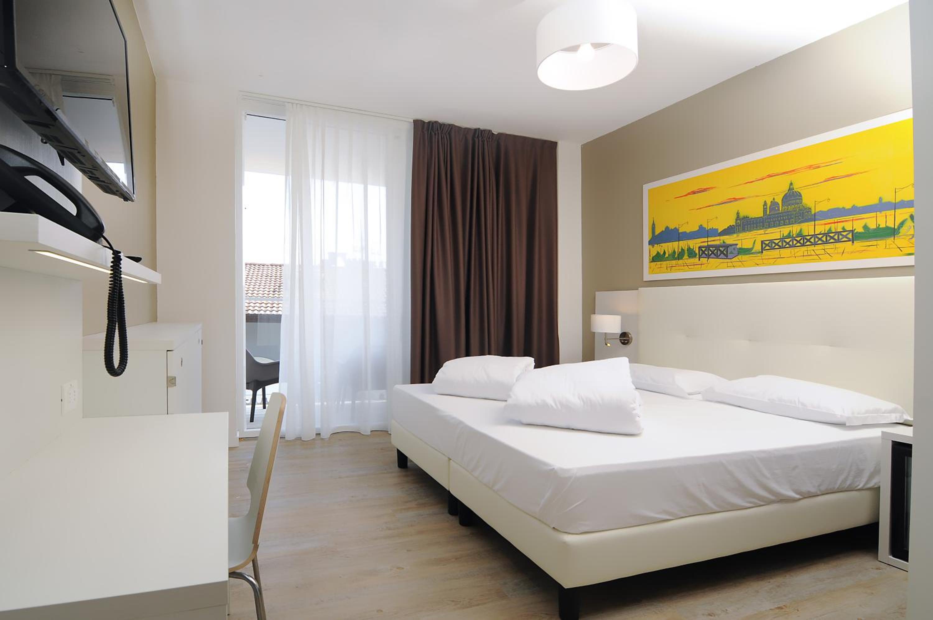 Deluxe Double Room with Side Sea View - Photo 2