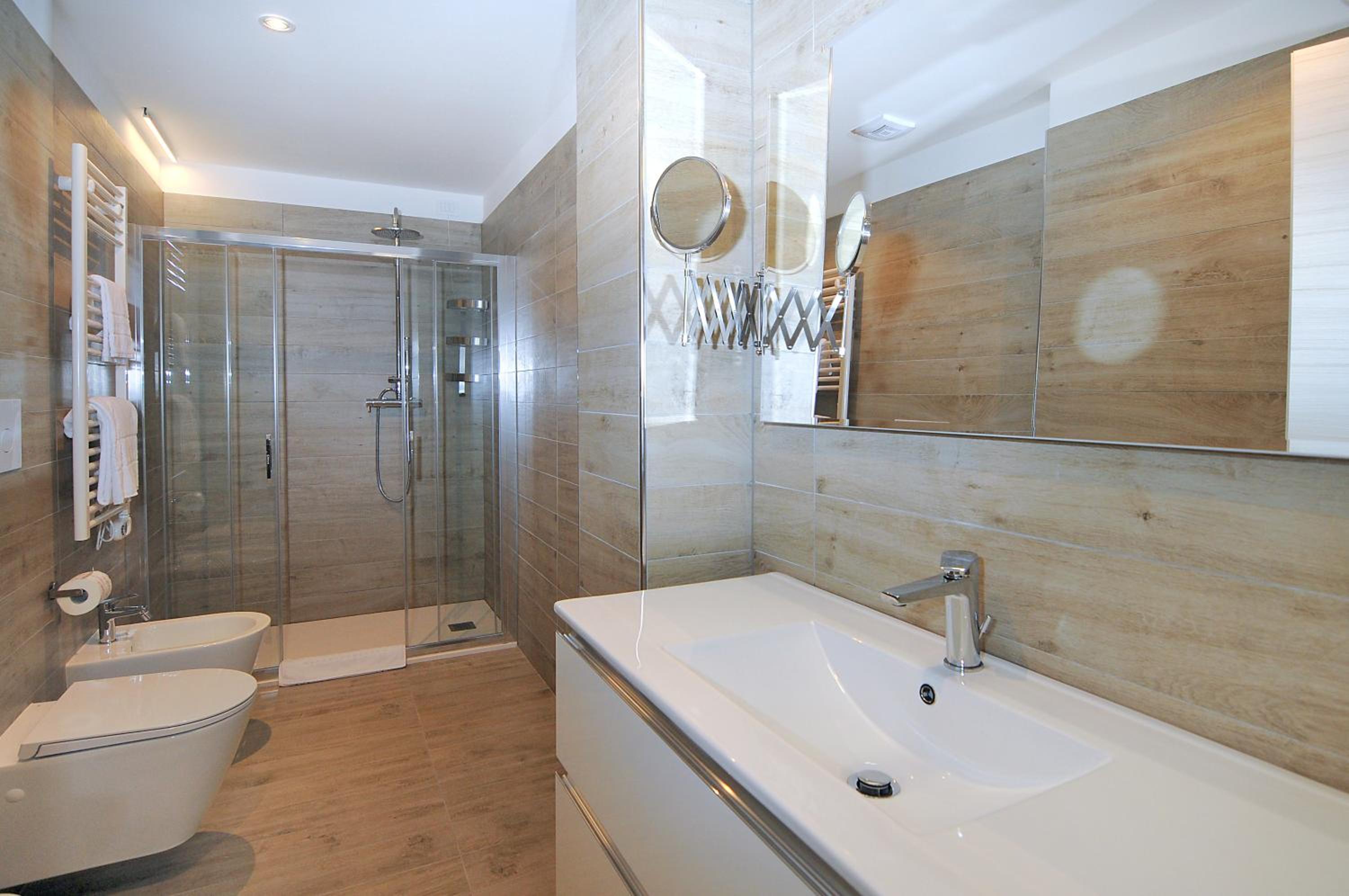 Deluxe Triple Room with Side Sea View - Photo 6