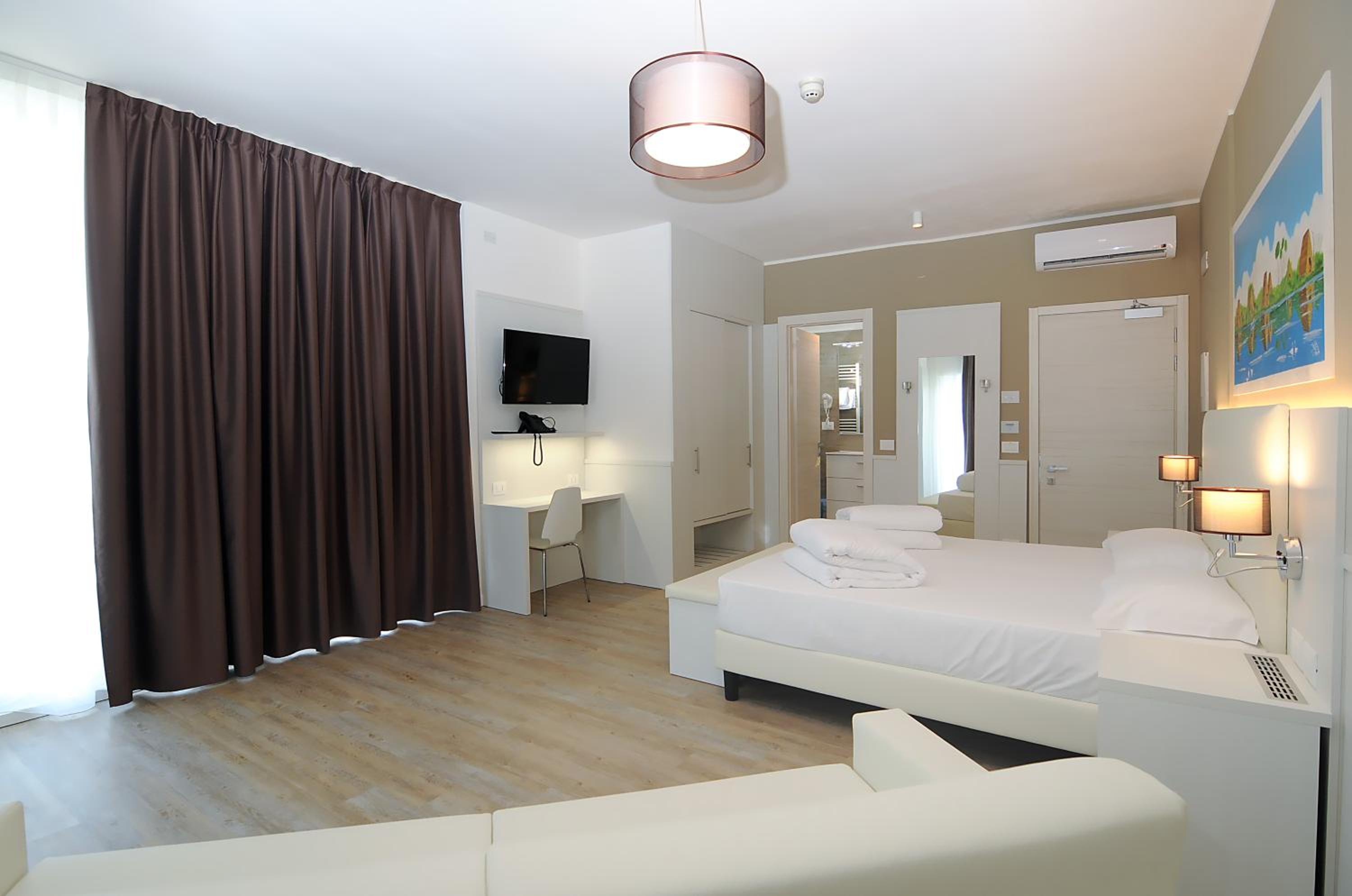 Deluxe Quadruple Room with Side Sea View - Photo 5