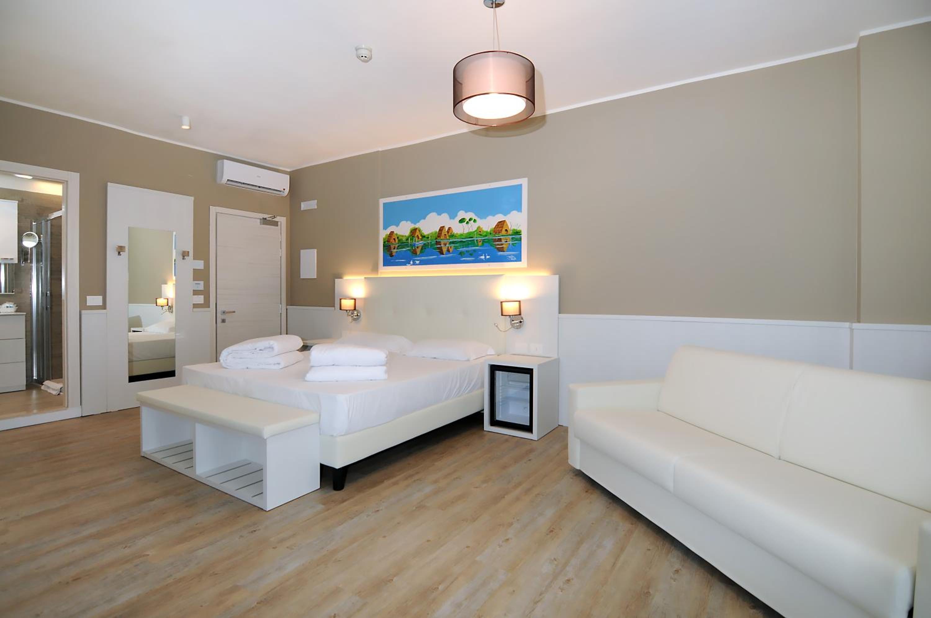 Deluxe Quadruple Room with Side Sea View - Photo 4
