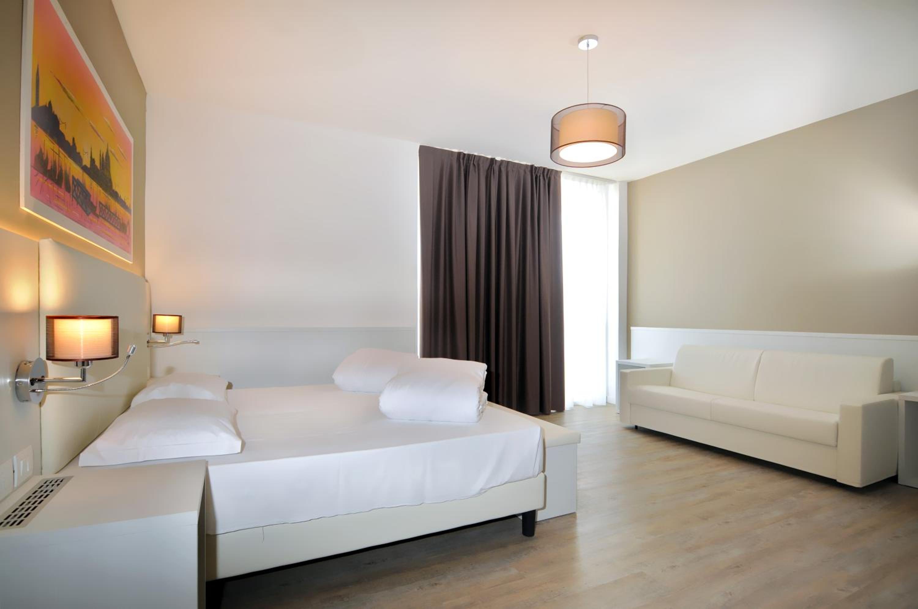Deluxe Quadruple Room with Side Sea View - Photo 8