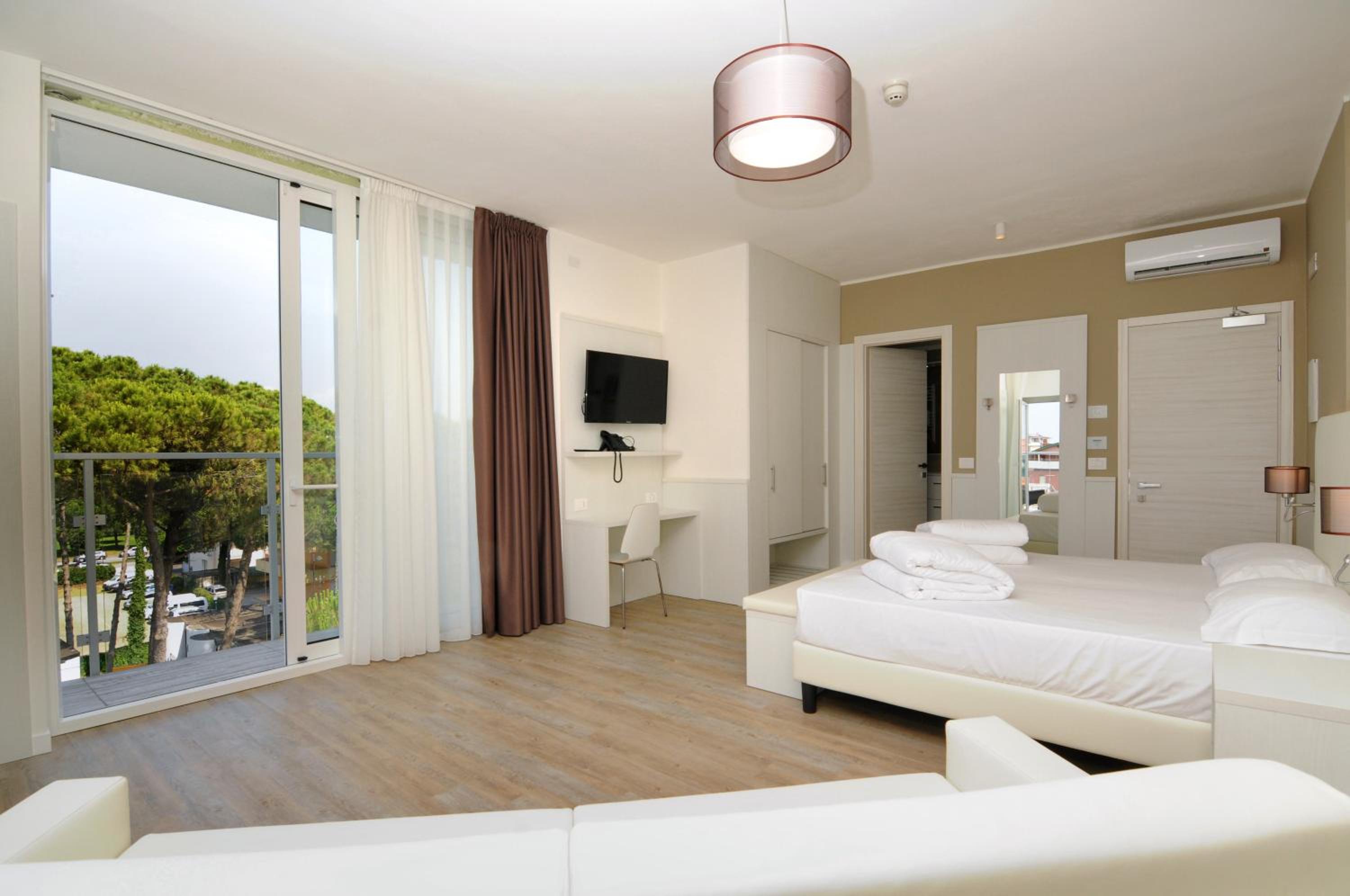 Deluxe Quadruple Room with Side Sea View - Photo 3