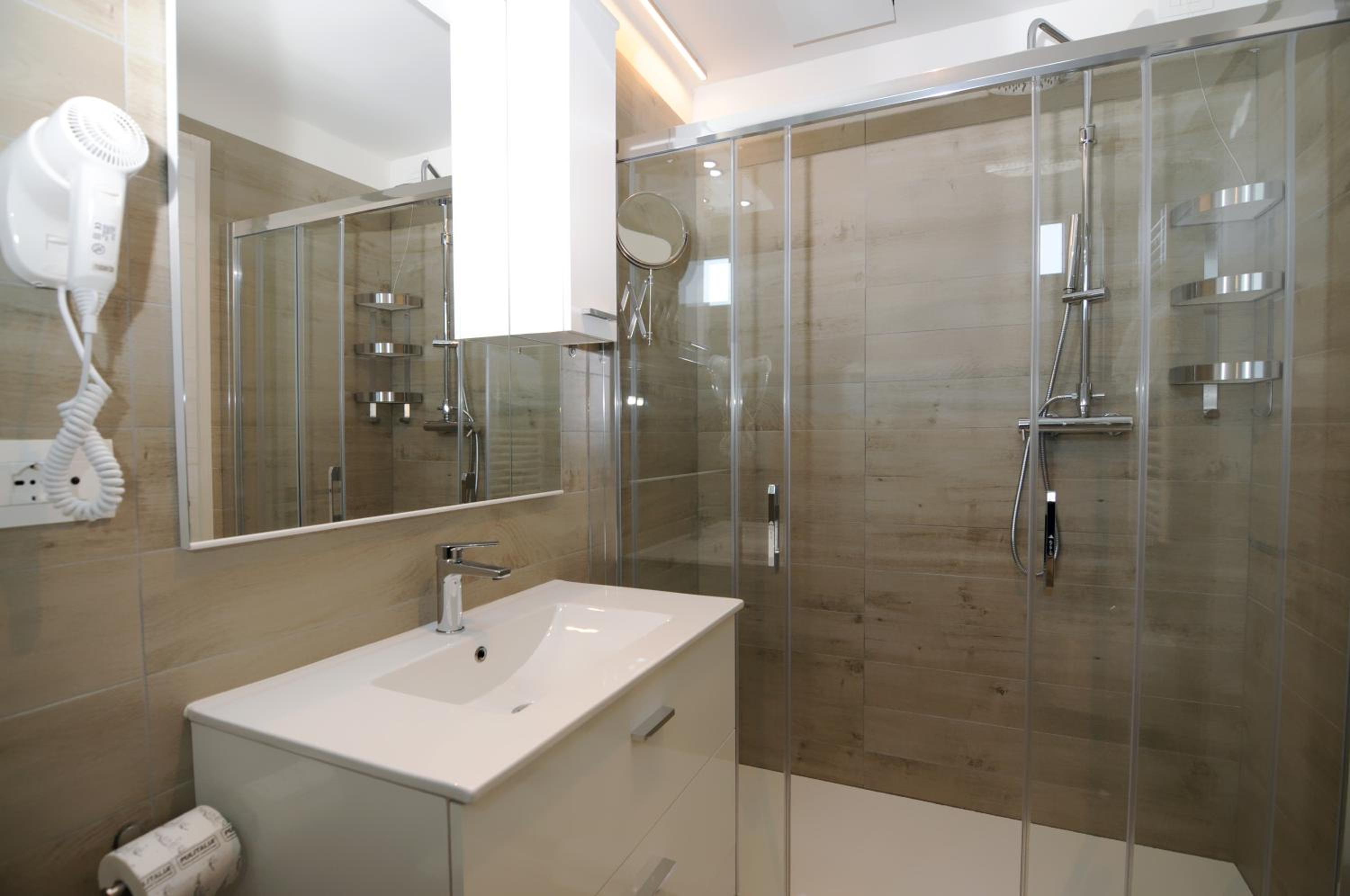 Deluxe Quadruple Room with Side Sea View - Photo 6